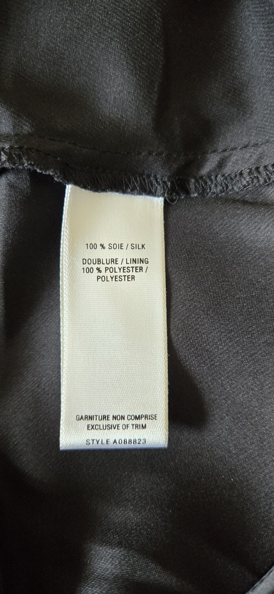 Image for Robe en soie avec doublure noire, brodrie noire, ruban à la taille