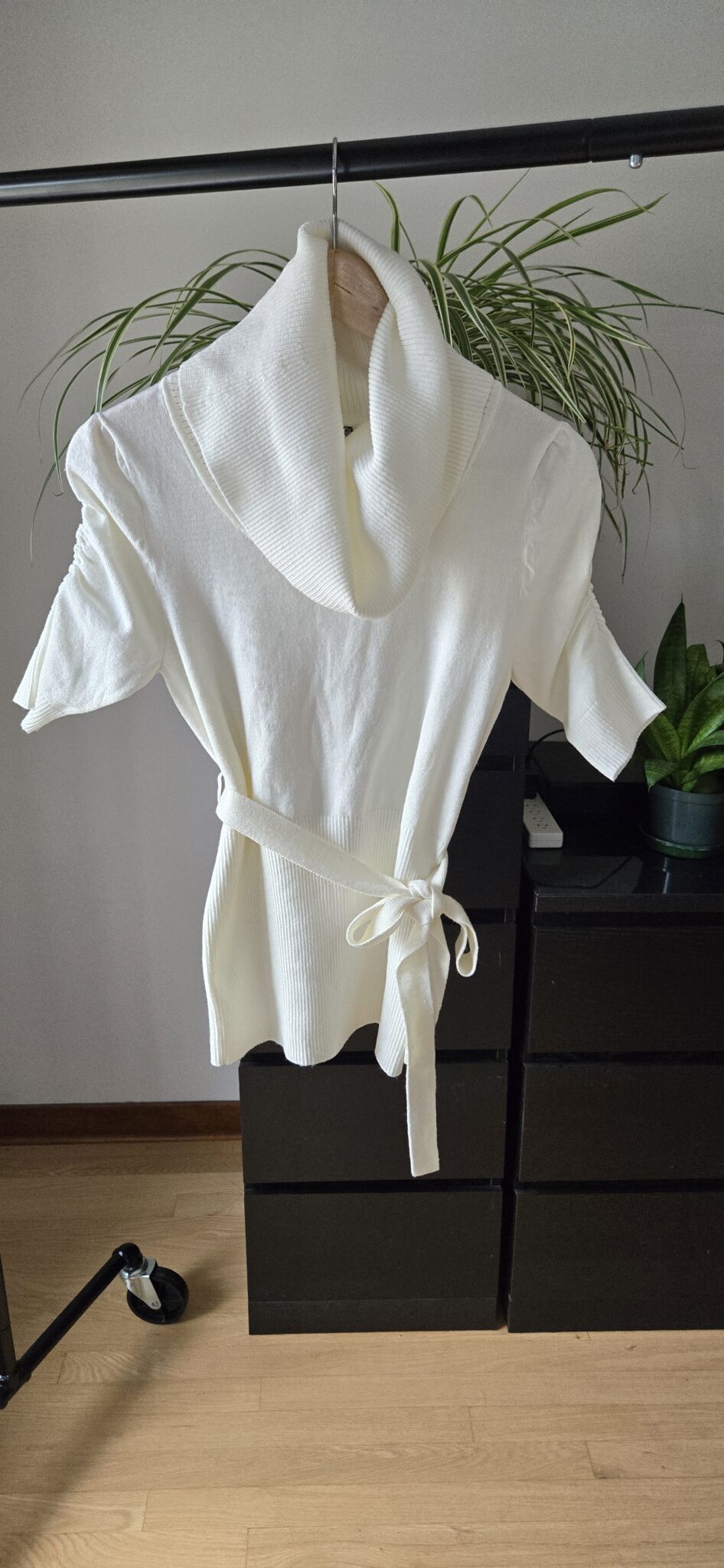 Featured image for Chandail blanc, grand col roulé - Yoki New York Collection