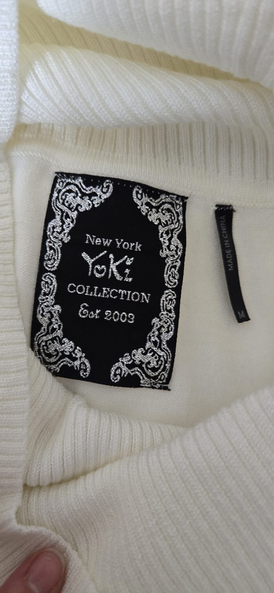 Image for Chandail blanc, grand col roulé - Yoki New York Collection
