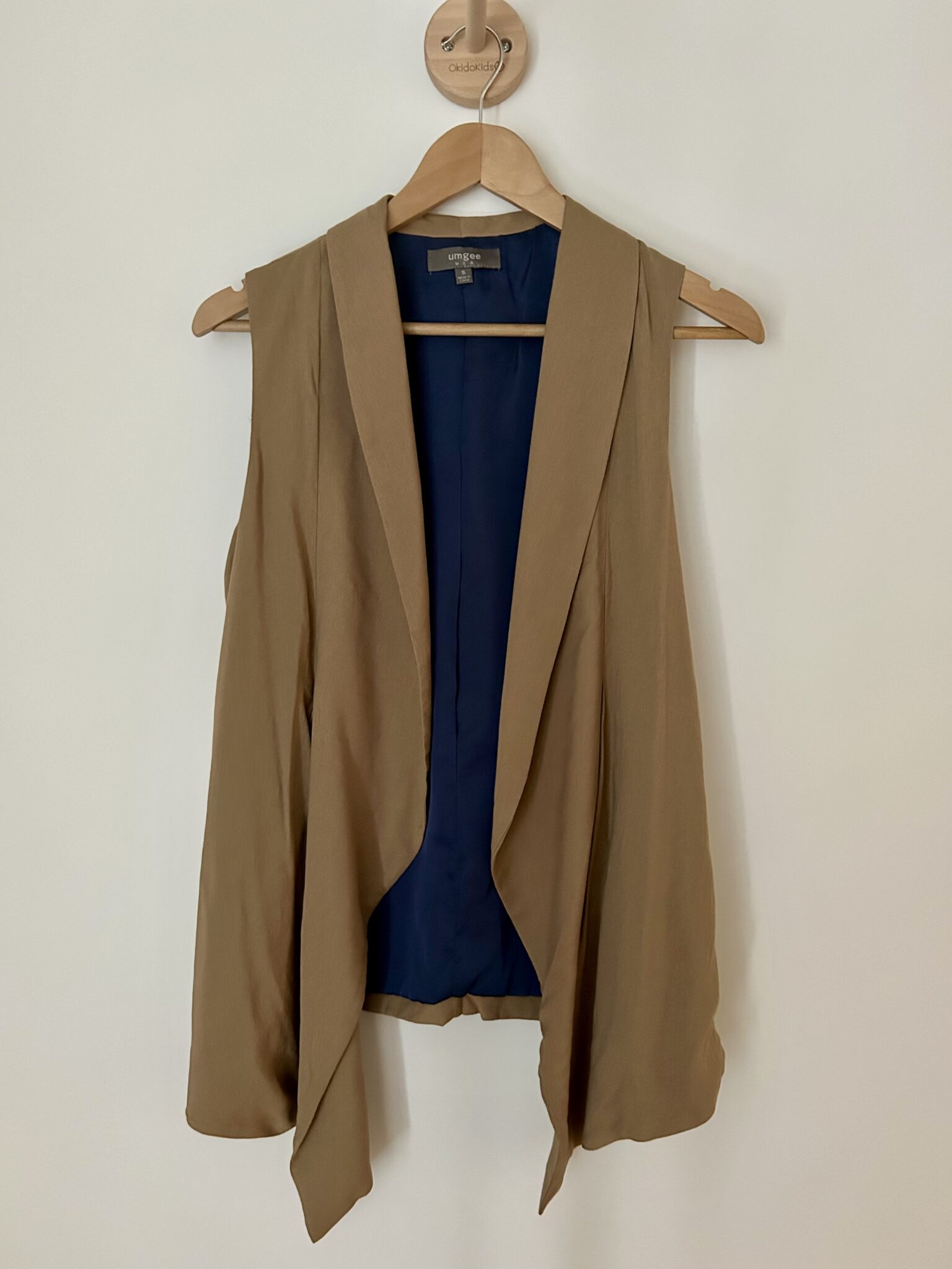 Featured image for Light brown sleeveless jacket