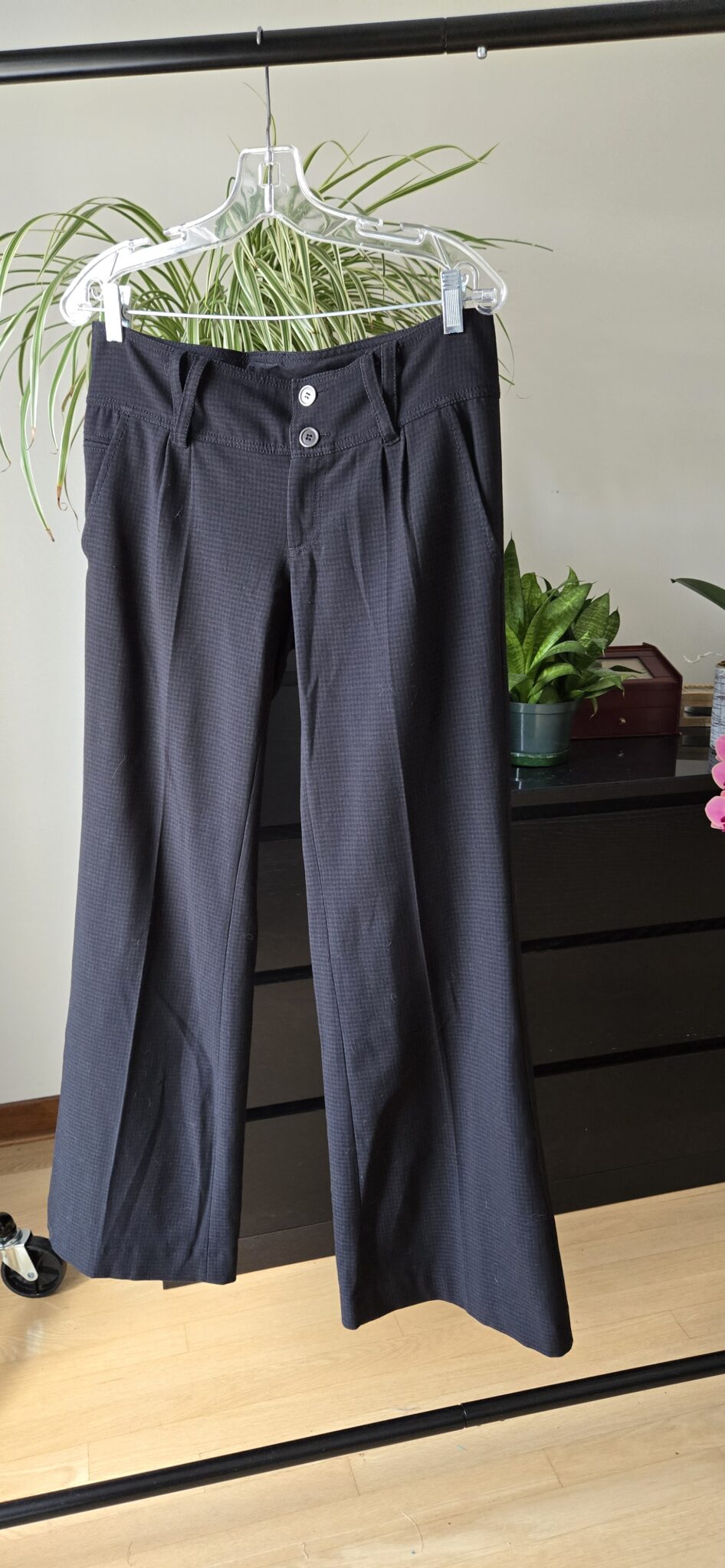 Featured image for Pantalon foncé à carreaux
