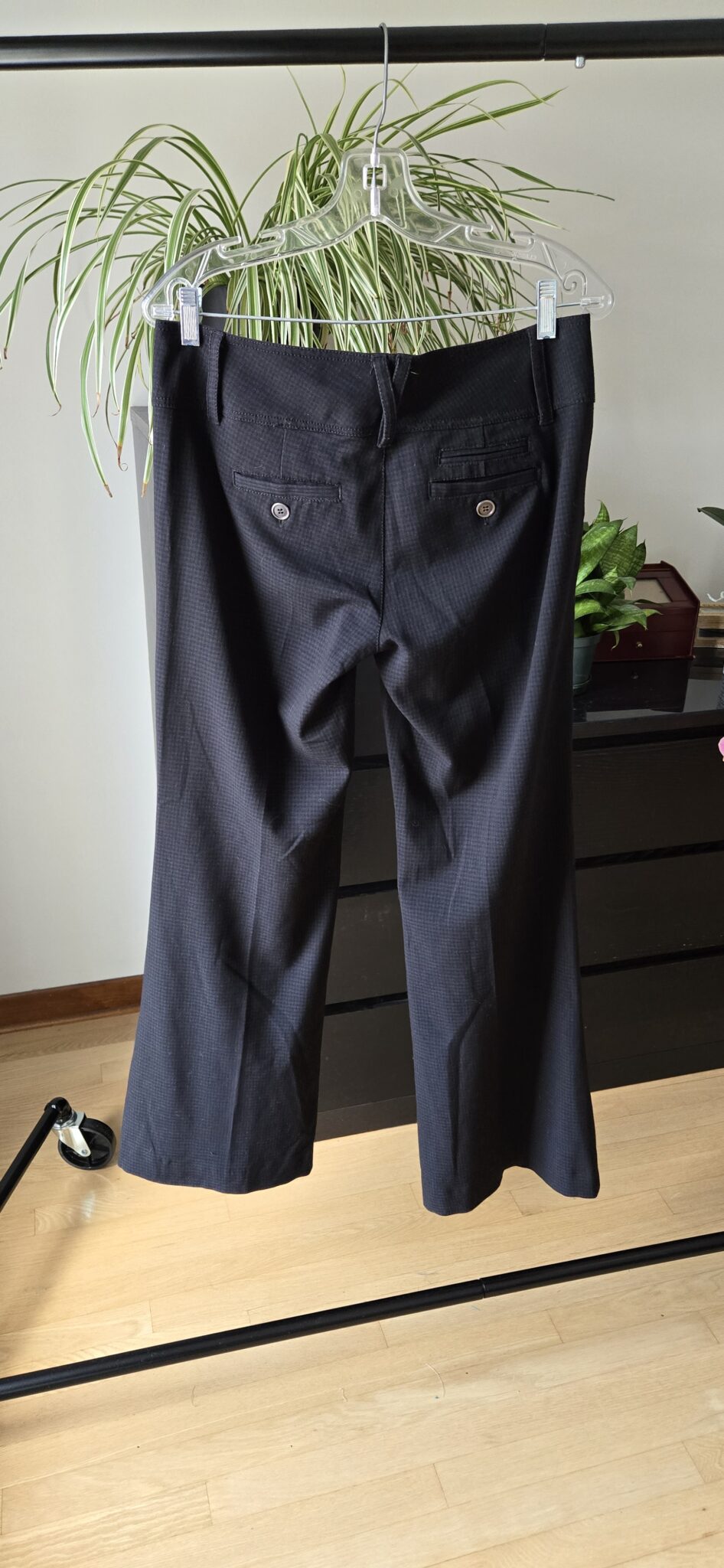 Image for Pantalon foncé à carreaux