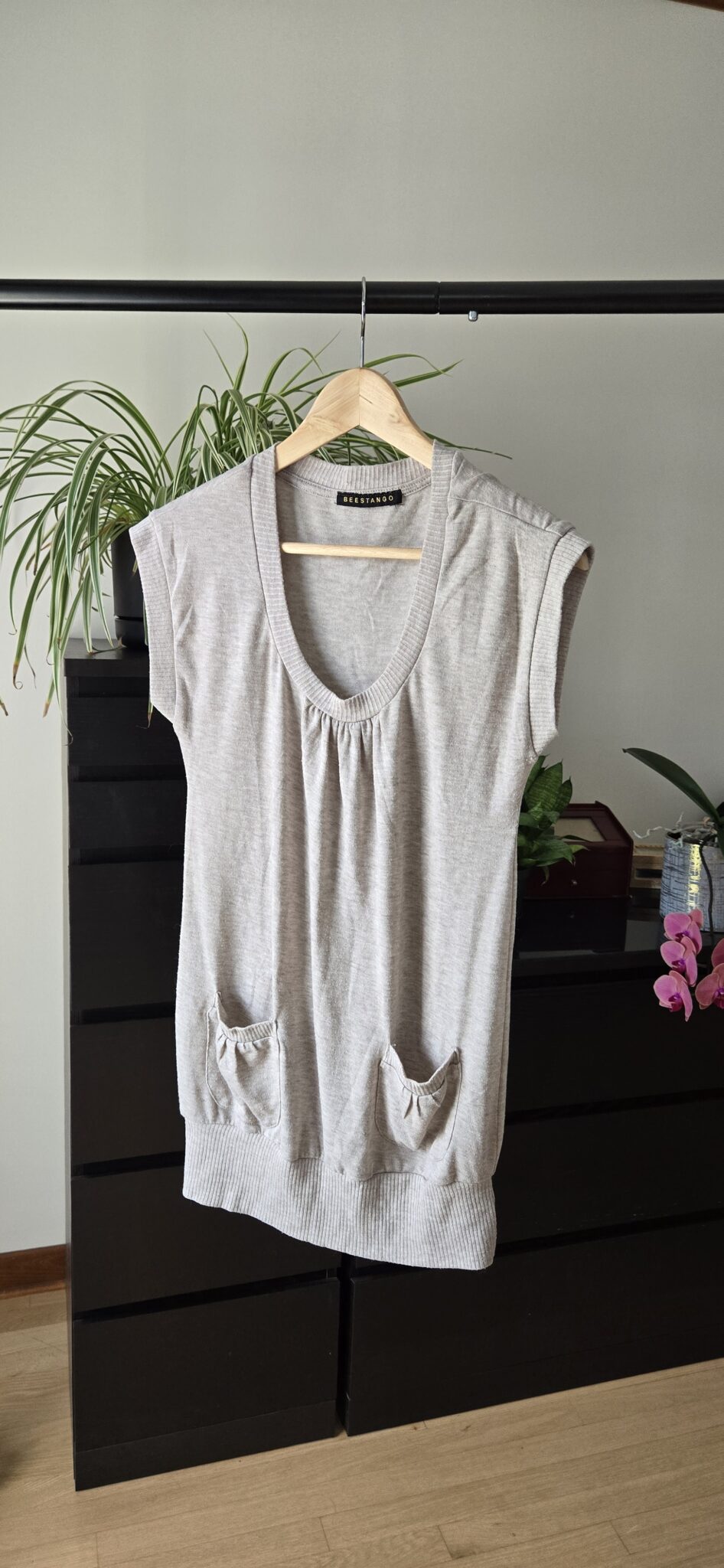 Featured image for Chandail/Tunique couleur taupe, 2 poches à l'avant