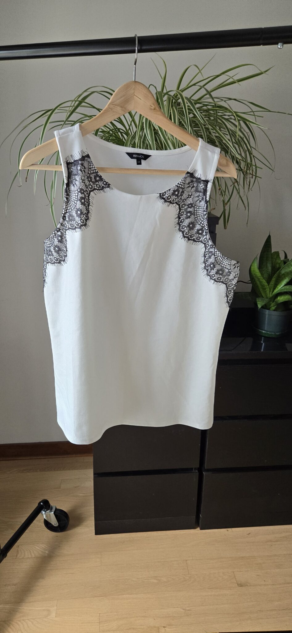 Featured image for Chandail blanc sans manche, tissu épais
