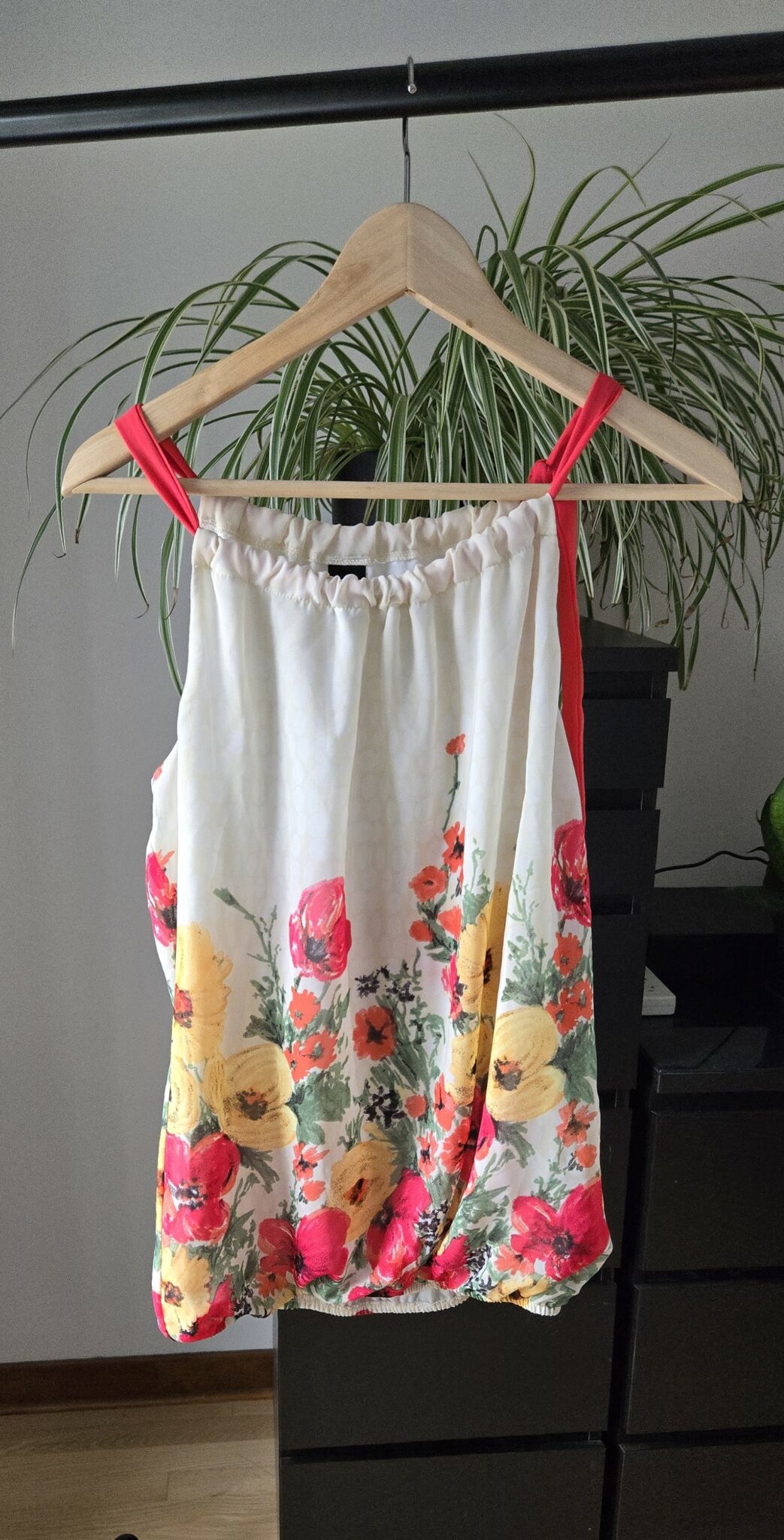 Featured image for Camisole jaune pâle avec ruban comme bretelles