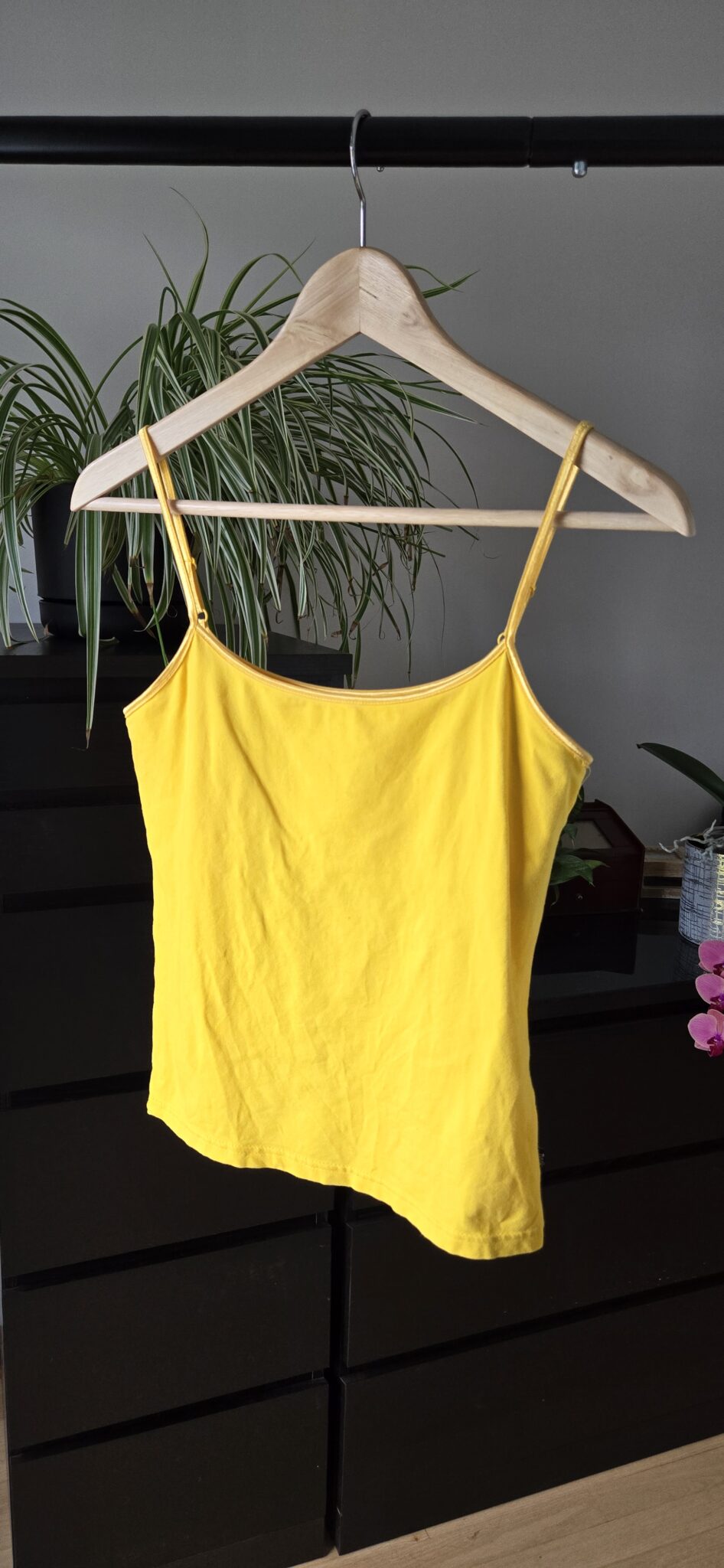 Featured image for Camisole Jaune, doublée à la bracière
