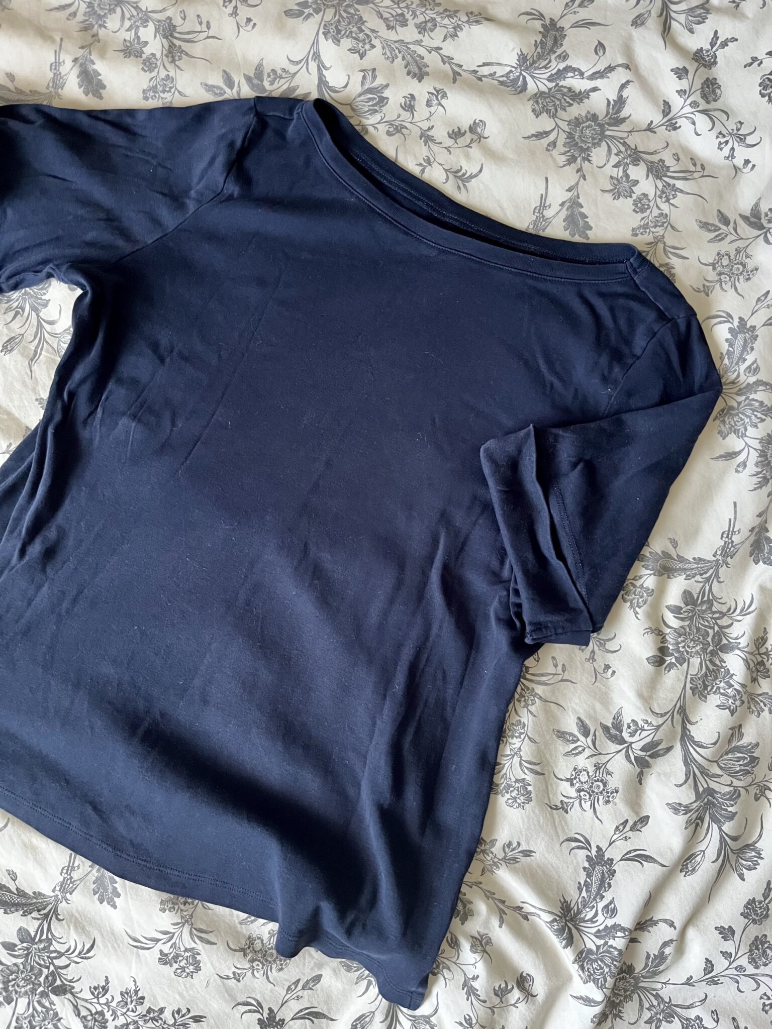 Featured image for Navy blue folded-sleeve T-shirt (M)