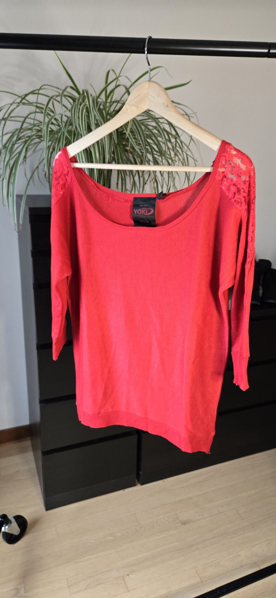 Featured image for Chandail Rouge - haut des manches en dantelle