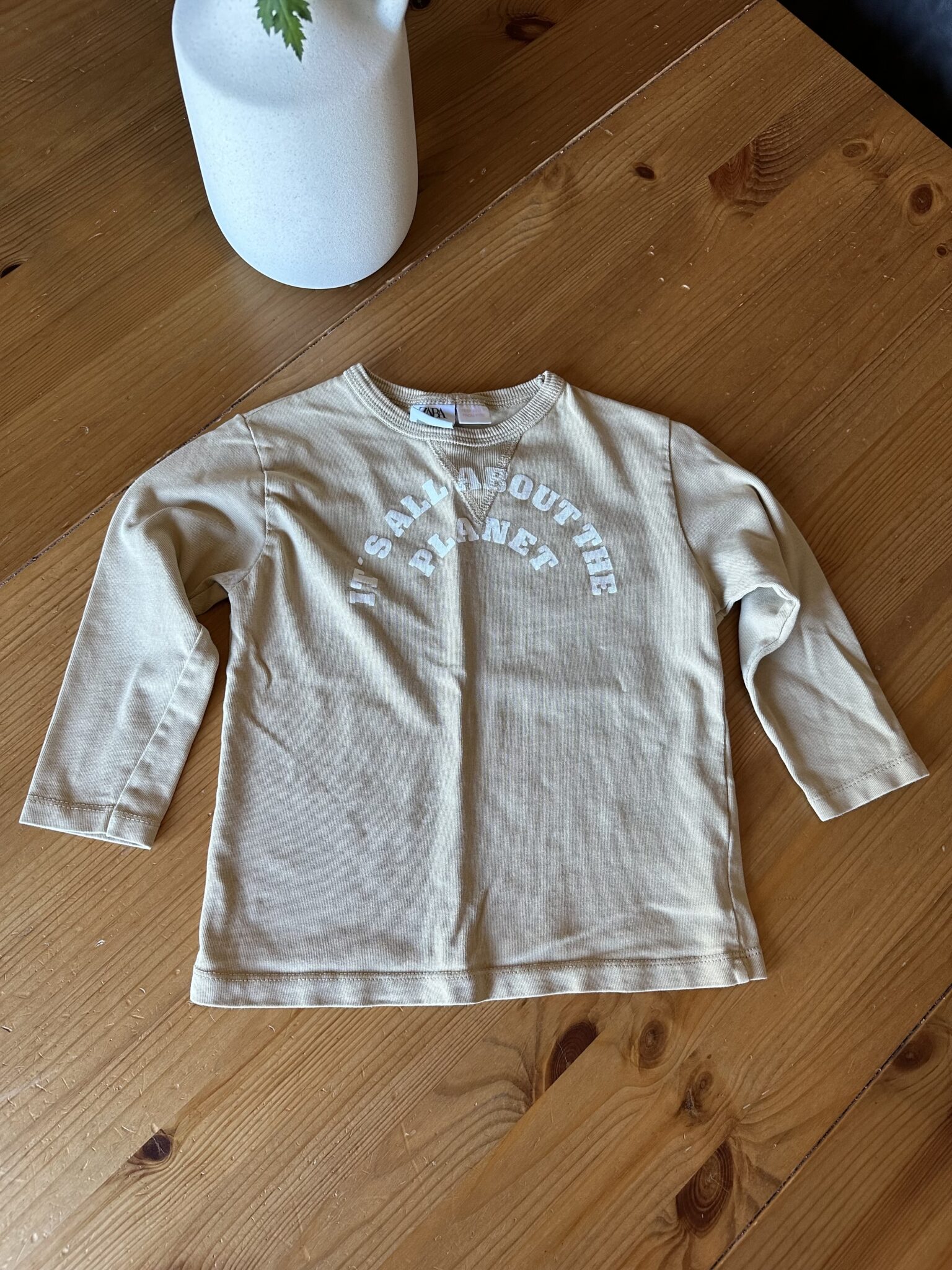 Featured image for Manches longues beige avec écritures