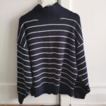 Featured thumbnail for Chandail rayé col montant bleu marine et blanc