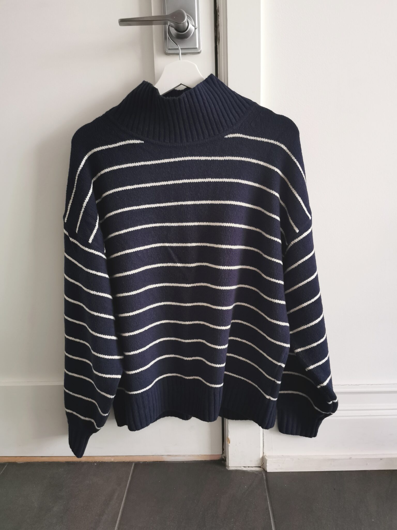 Featured image for Chandail rayé col montant bleu marine et blanc