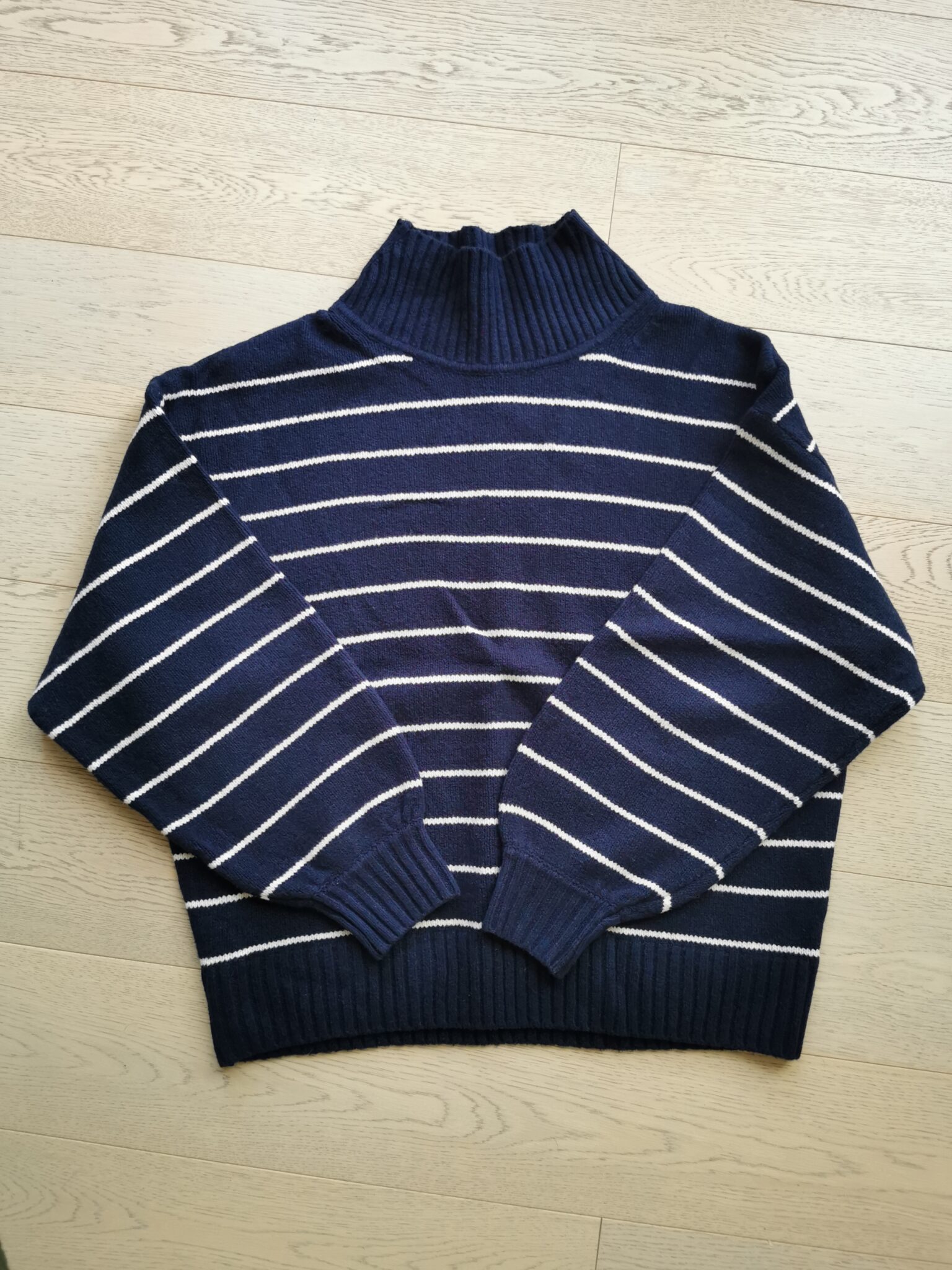 Image for Chandail rayé col montant bleu marine et blanc