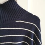 Thumbnail for Chandail rayé col montant bleu marine et blanc