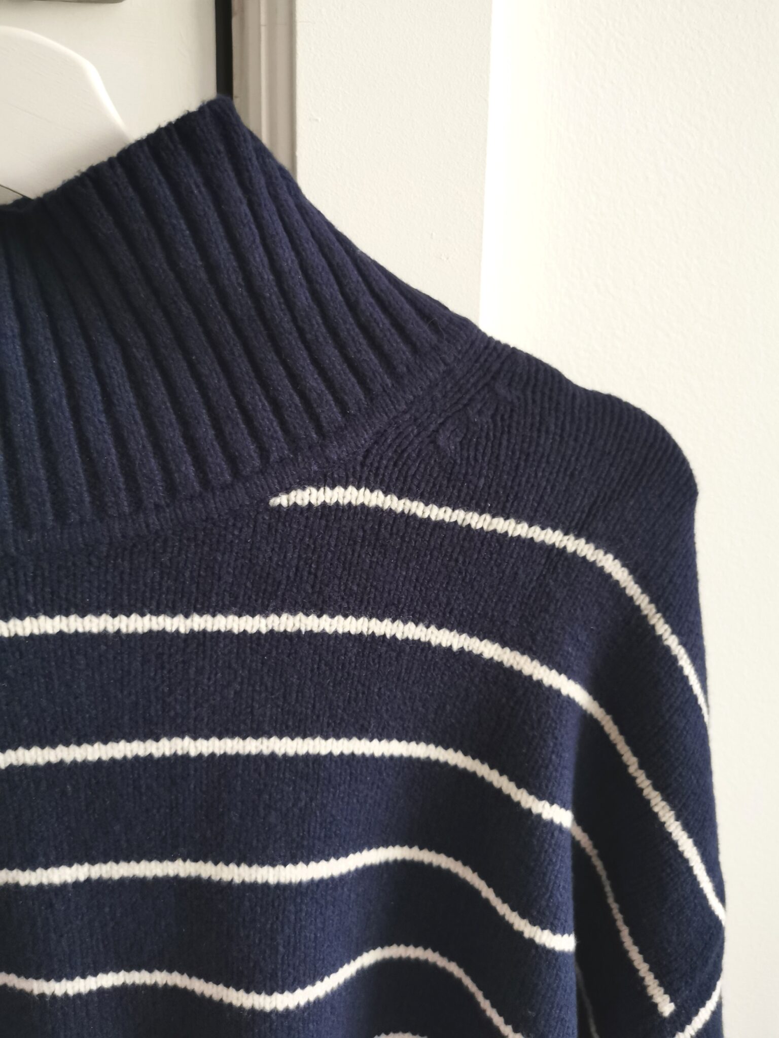Image for Chandail rayé col montant bleu marine et blanc