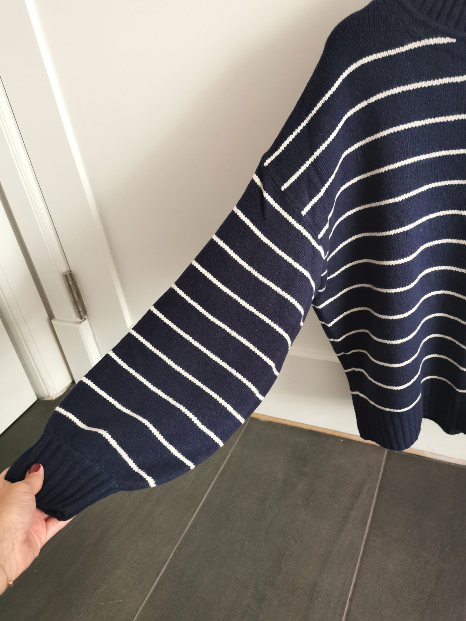 Image for Chandail rayé col montant bleu marine et blanc