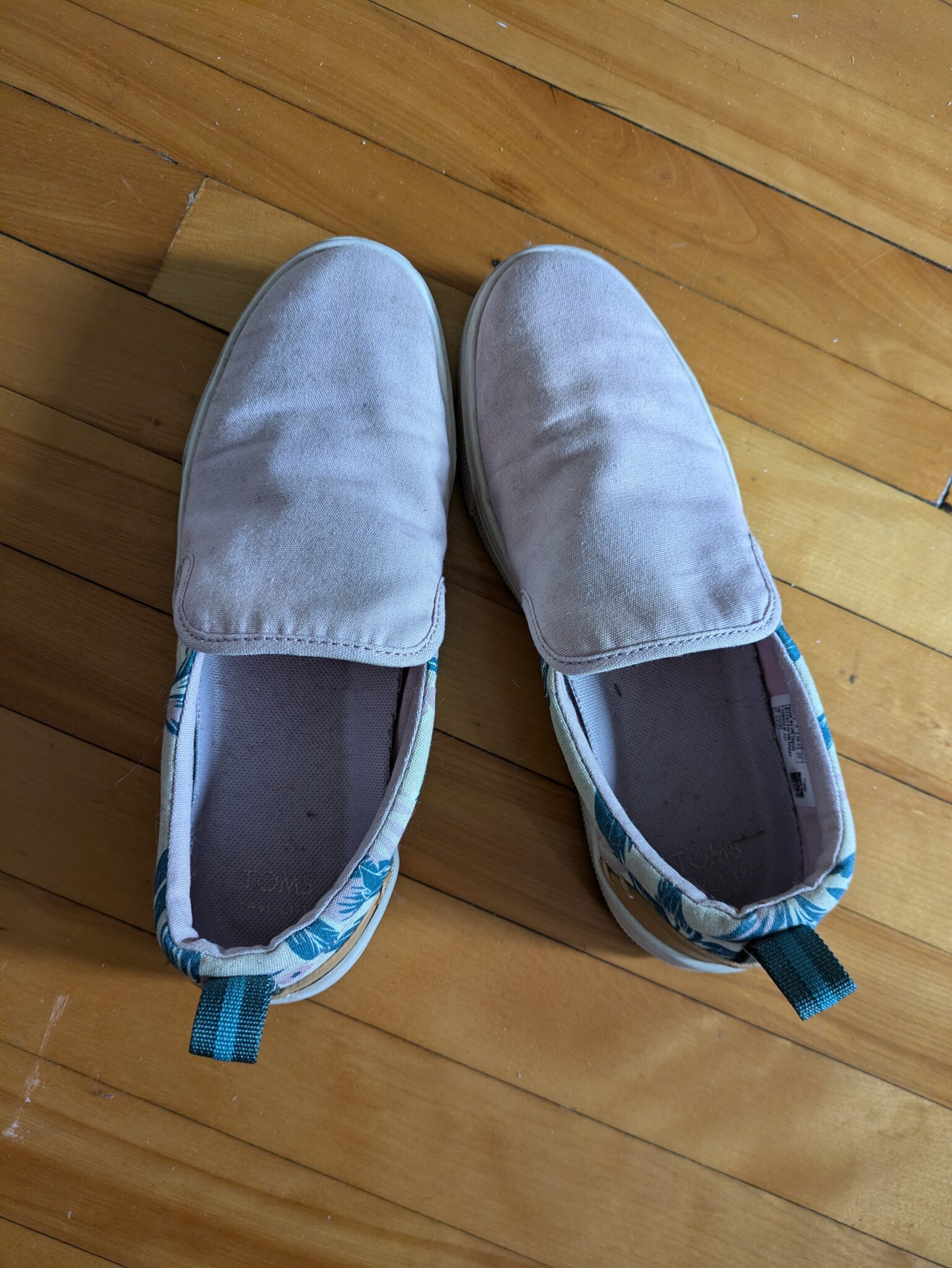 Featured image for Slip-on TOMS