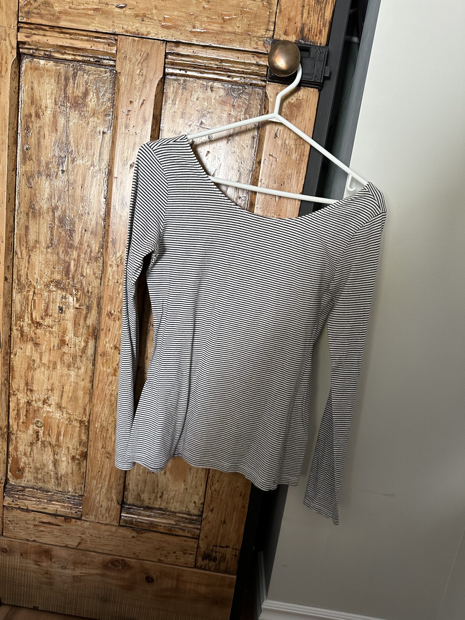 Featured image for Chandail rayé noir et blanc Large dos ouvert