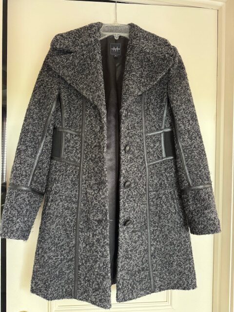 Image for Elegant mid-length fitted coat in wool