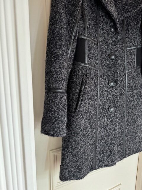 Image for Elegant mid-length fitted coat in wool
