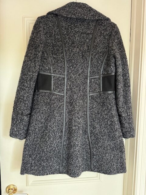Image for Elegant mid-length fitted coat in wool