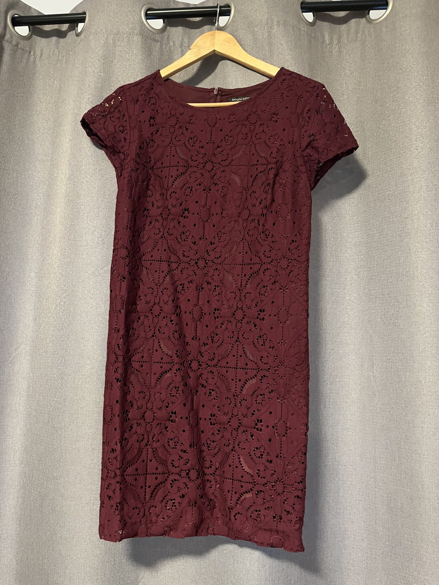 Featured image for Robe courte bourgogne en dentelle taille 4 Petite