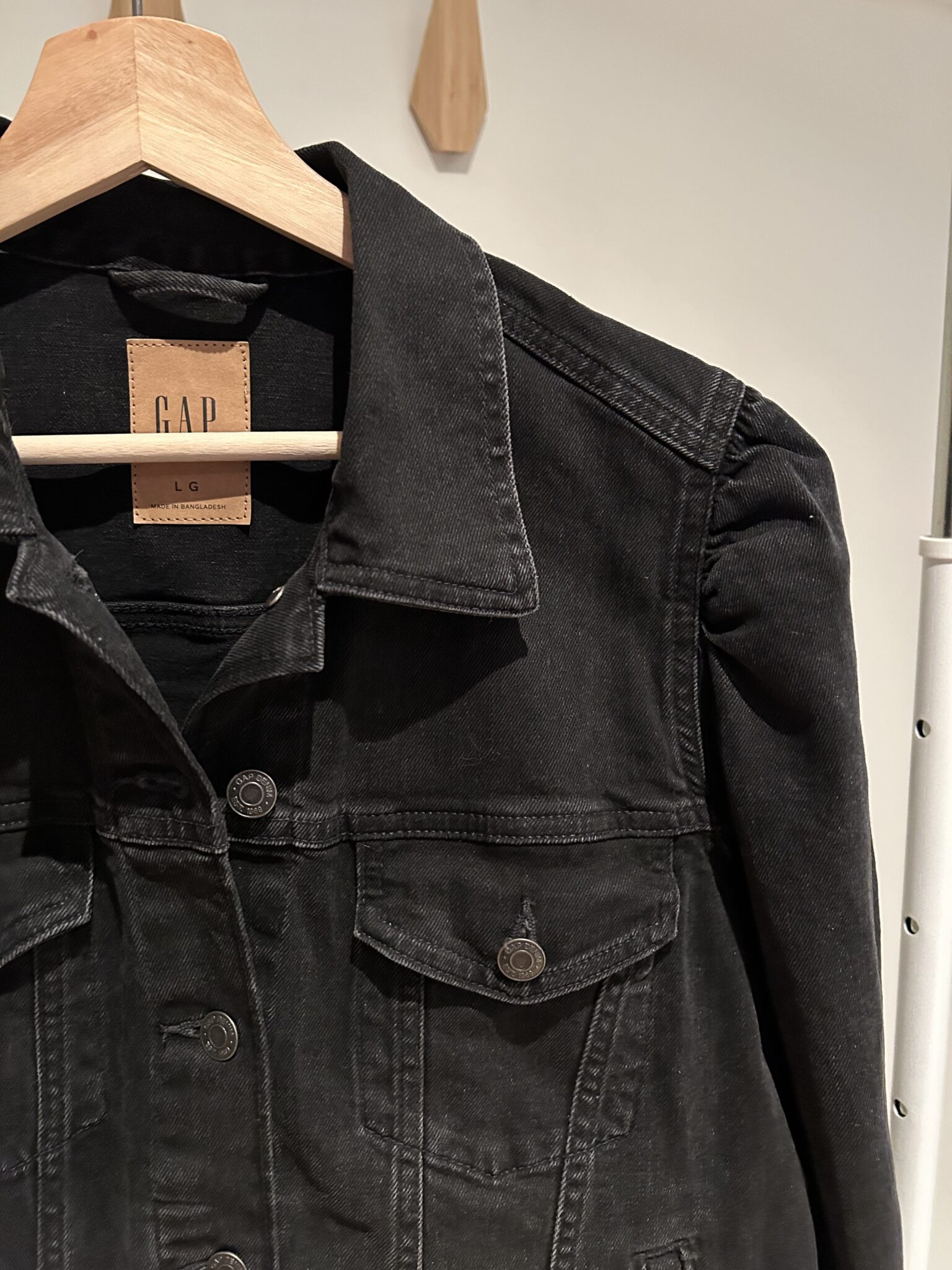 Featured image for Veste en jean aux épaules froncées
