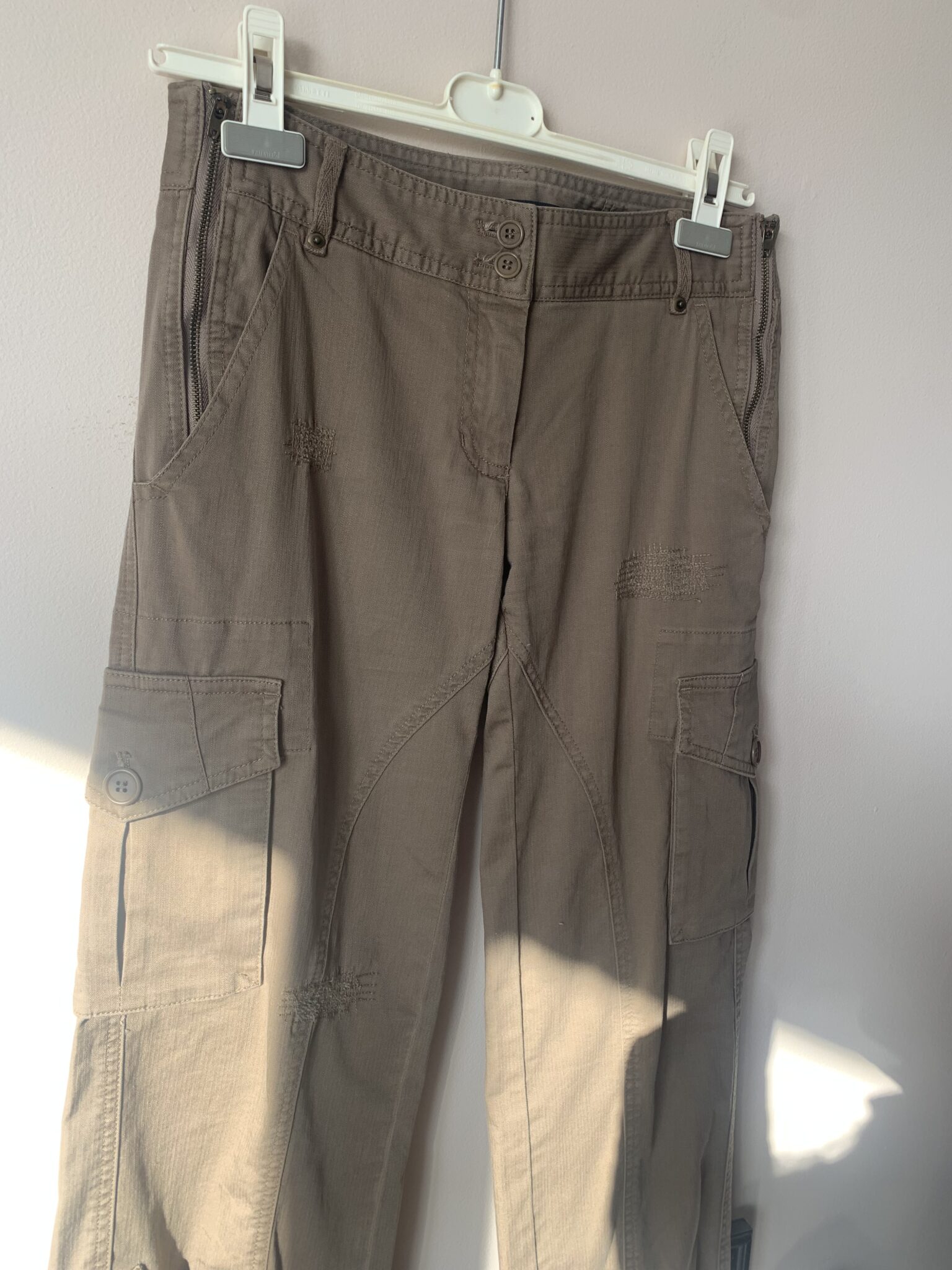 Featured image for Pantalon cargo BCBG taille 2