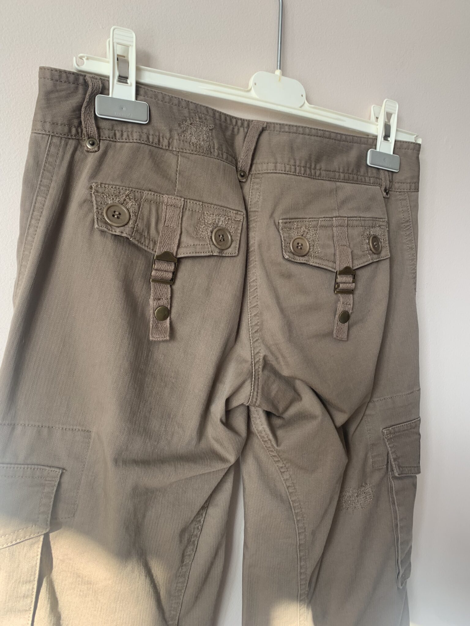Image for Pantalon cargo BCBG taille 2