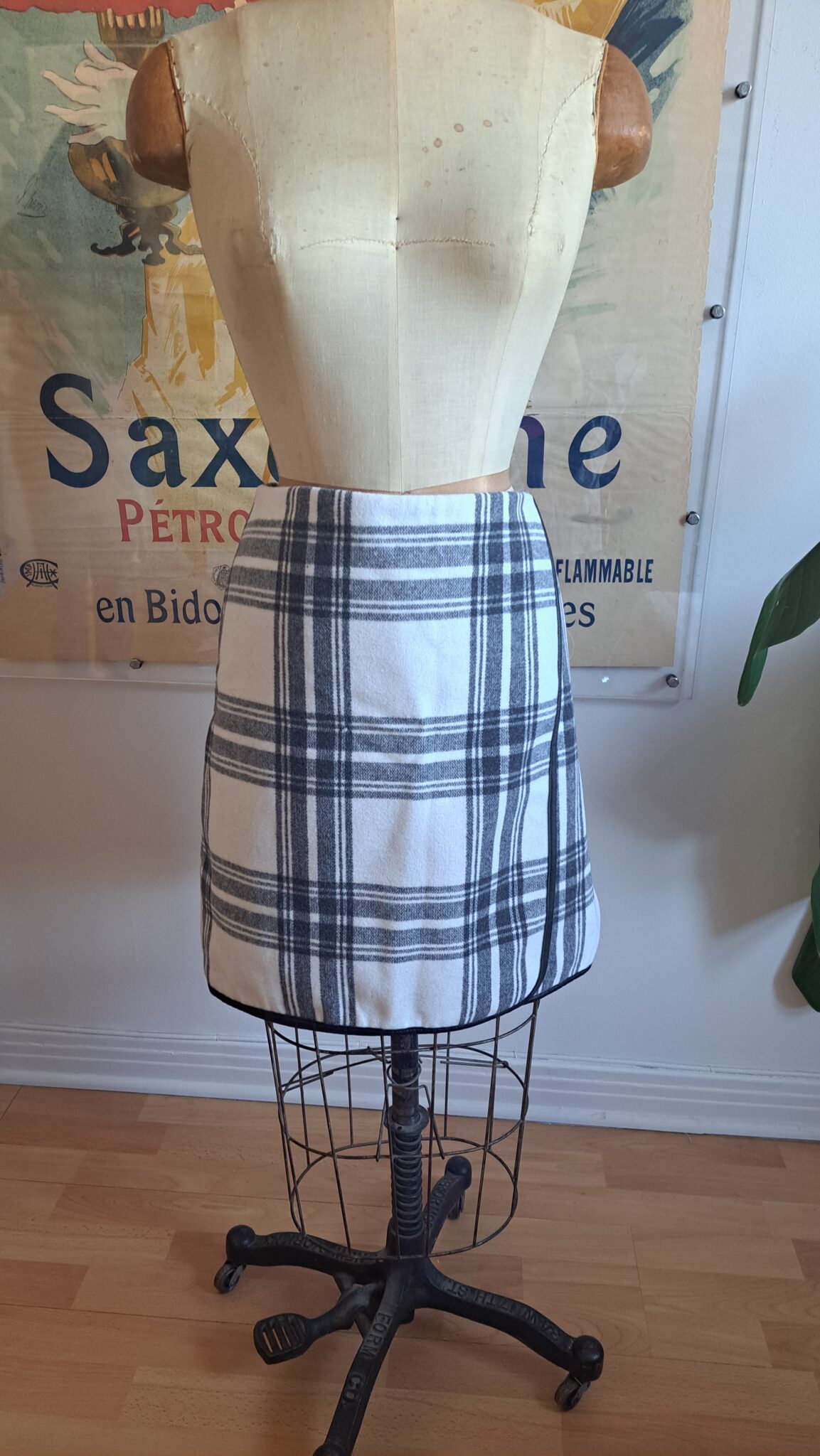 Featured image for Jupe portefeuille à carreaux en laine mélangée