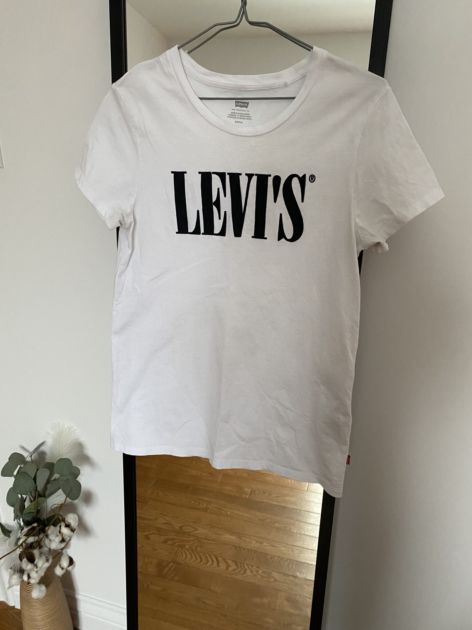 Featured image for Levis T-shirt