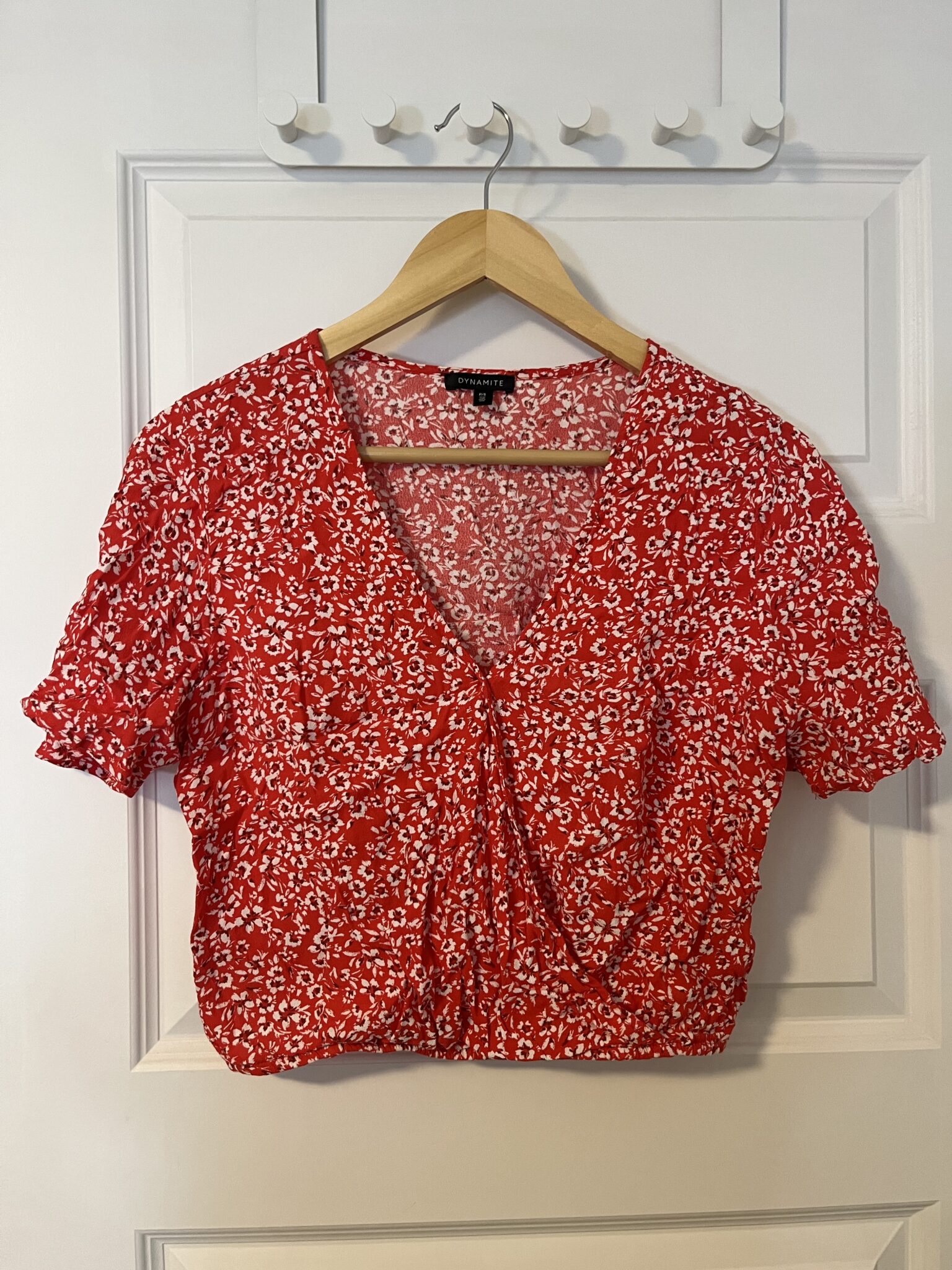 Featured image for Blouse rouge fleurie Dynamite