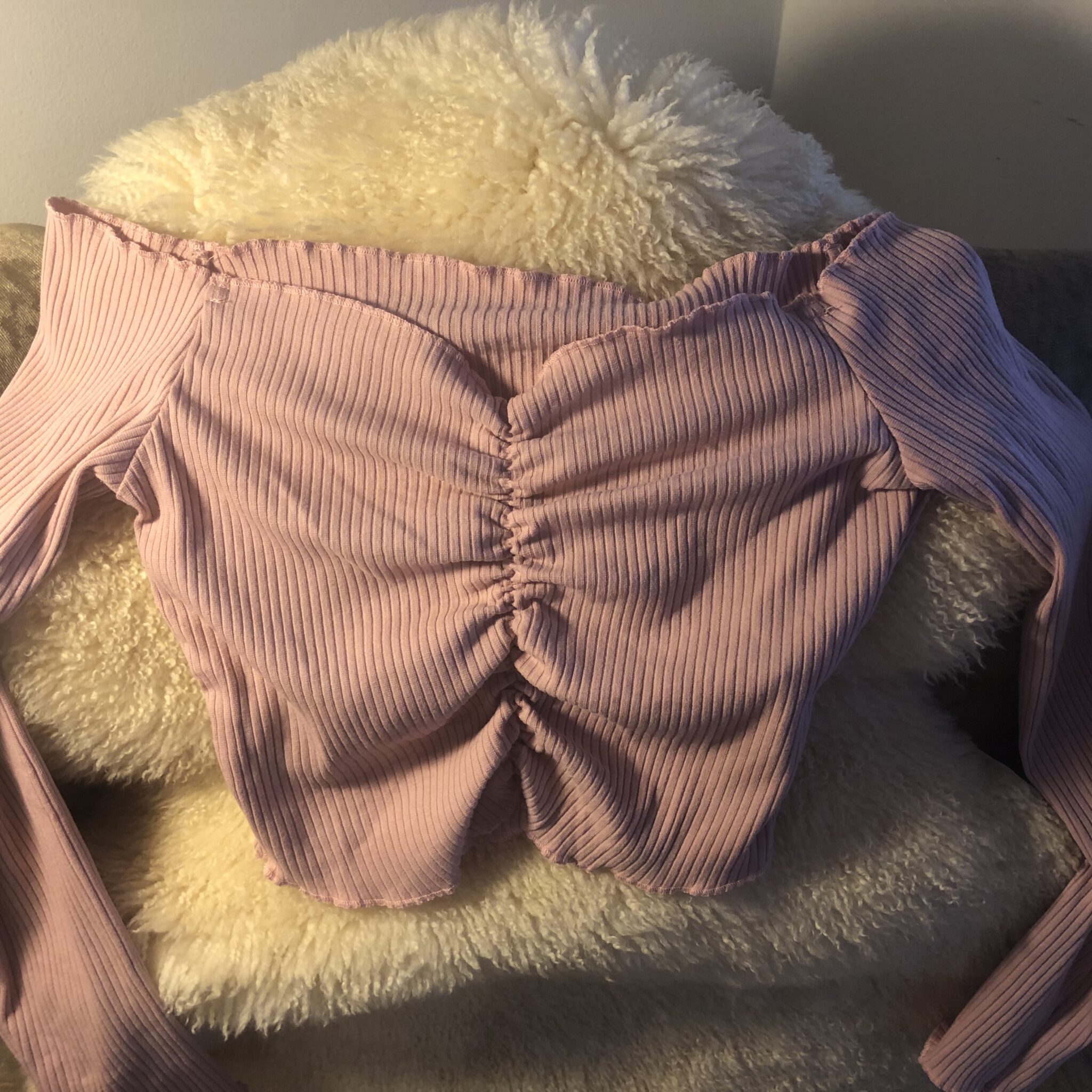 Featured image for Chandail crop fin liseré rose à épaules dénudées