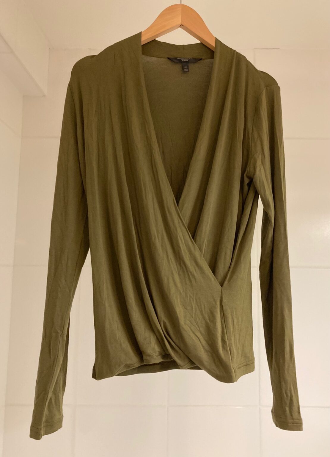 Image for Haut Chandail Cache-Coeur Vert Kaki à Manches Longues Banana Republic Green Long Sleeve Crossover Shirt