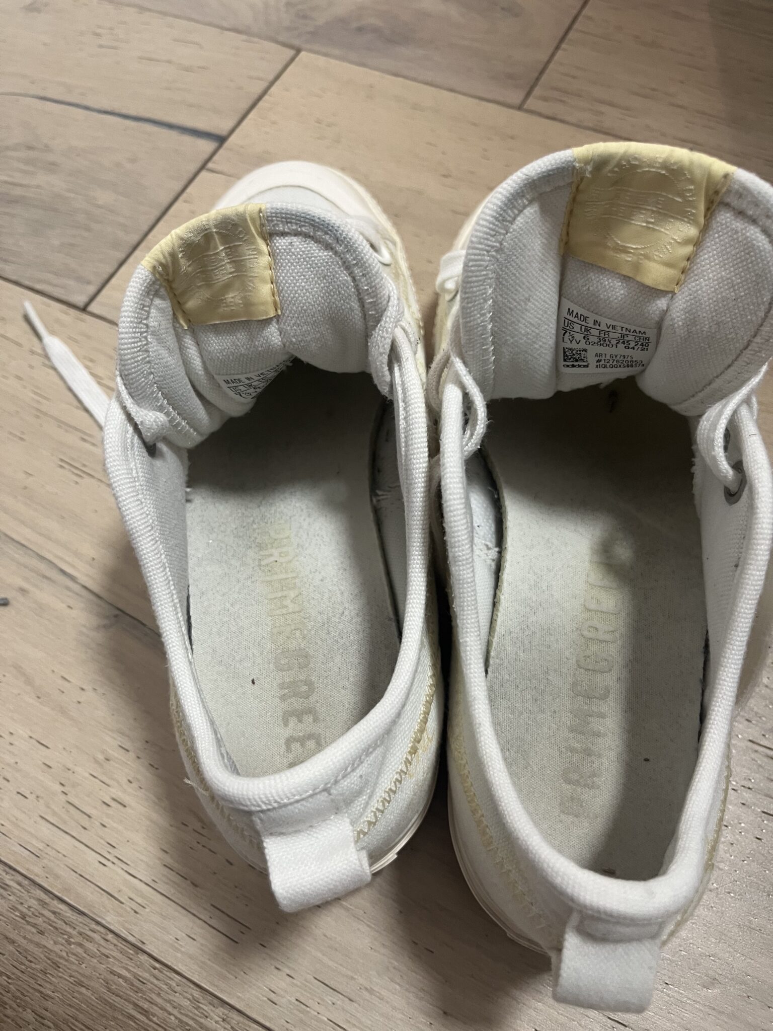 Image for Baskets adidas en bon état