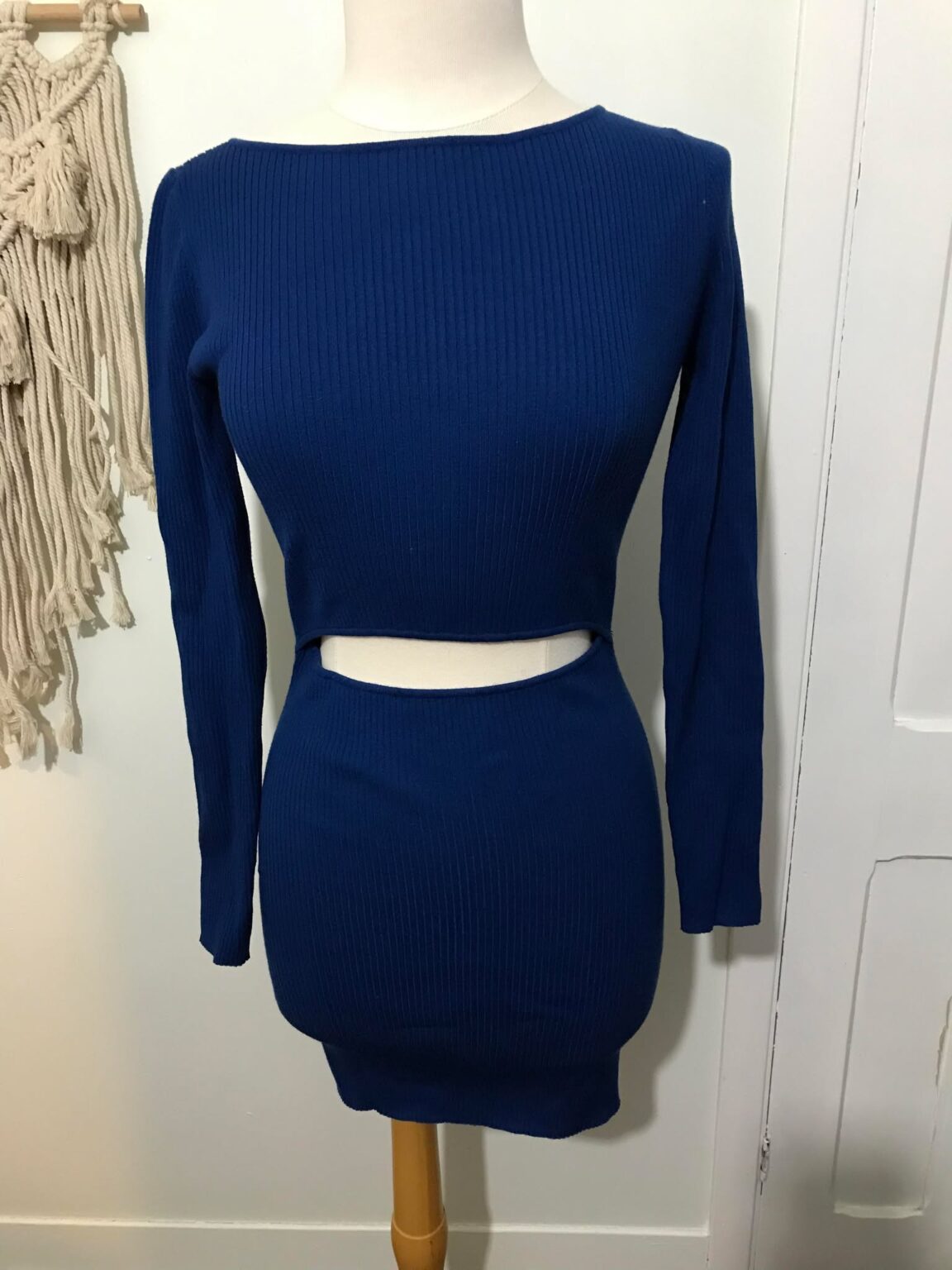 Featured image for Mini-Robe en tricot découpé