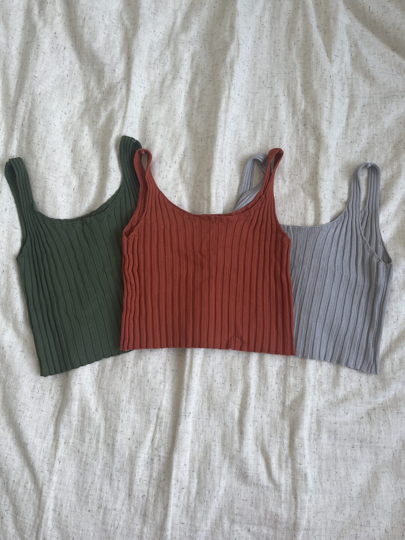 Featured image for Hauts débardeurs vert, orange et gris
