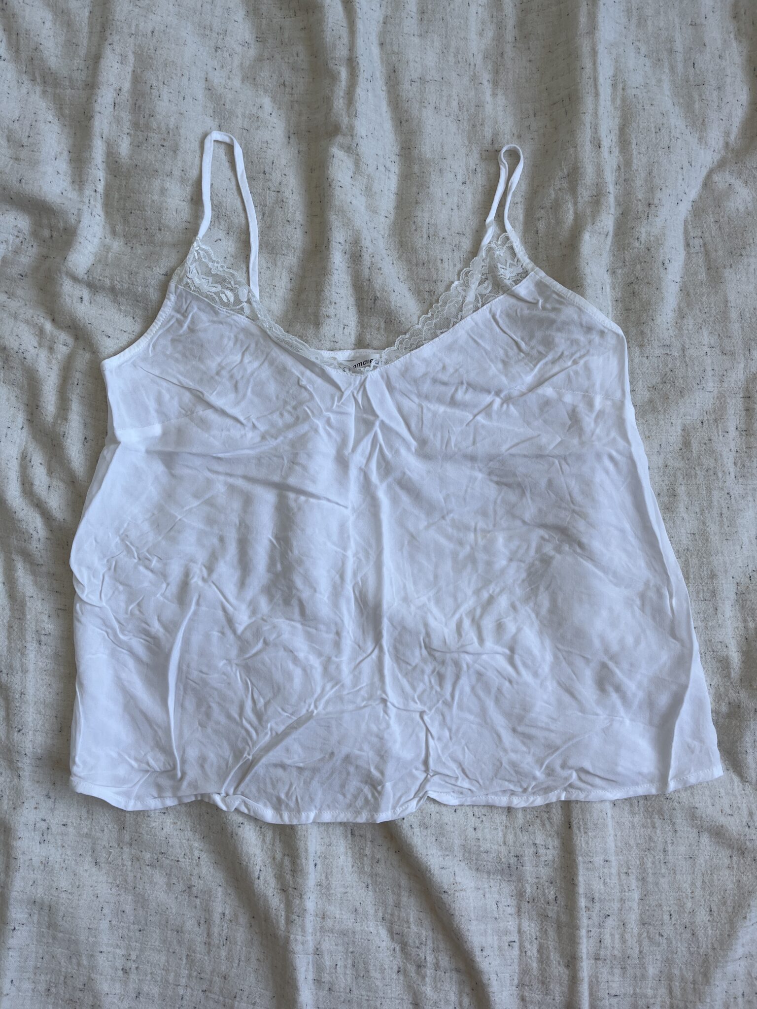 Featured image for Haut blanc dentelle