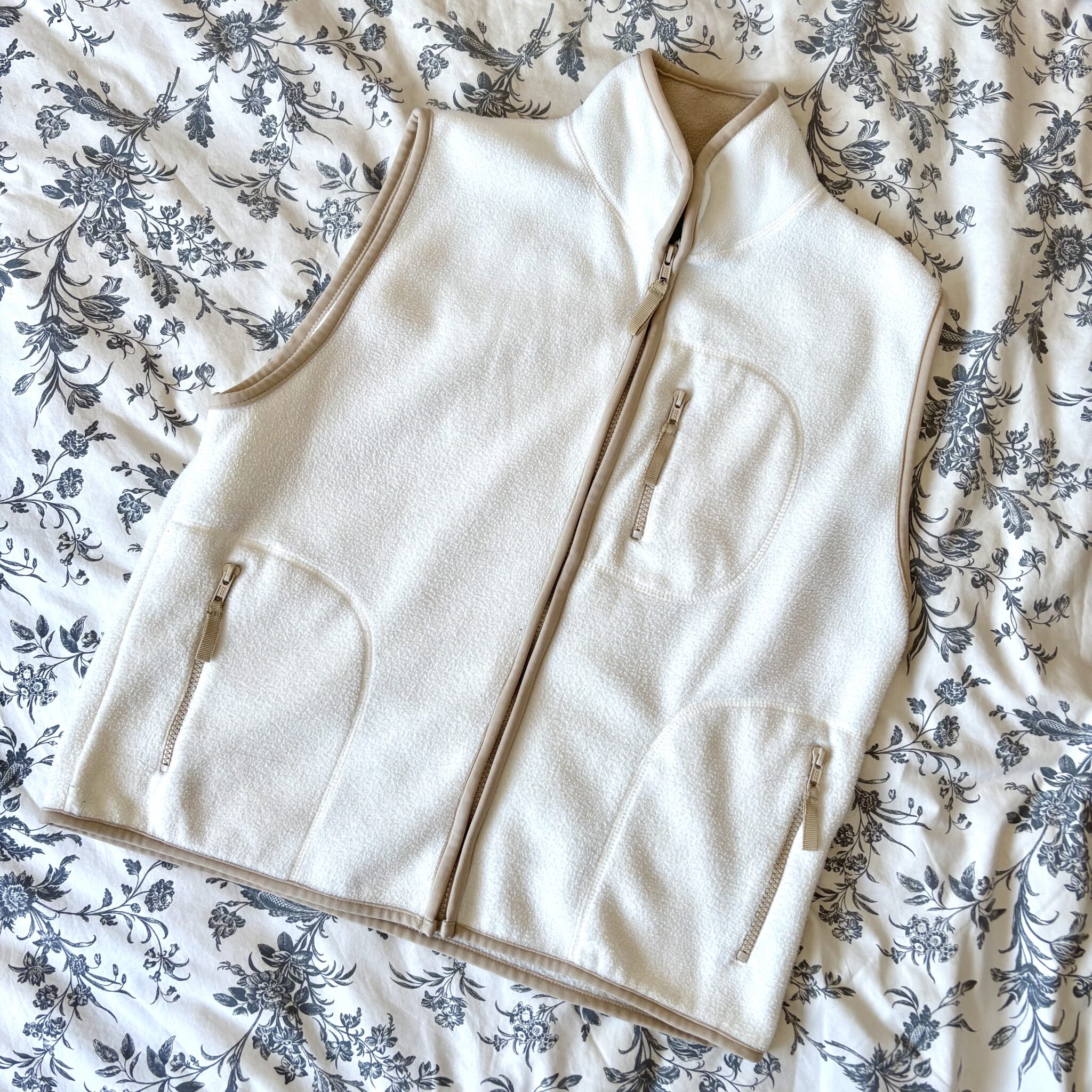 Featured image for Sleeveless fleece jacket (M)