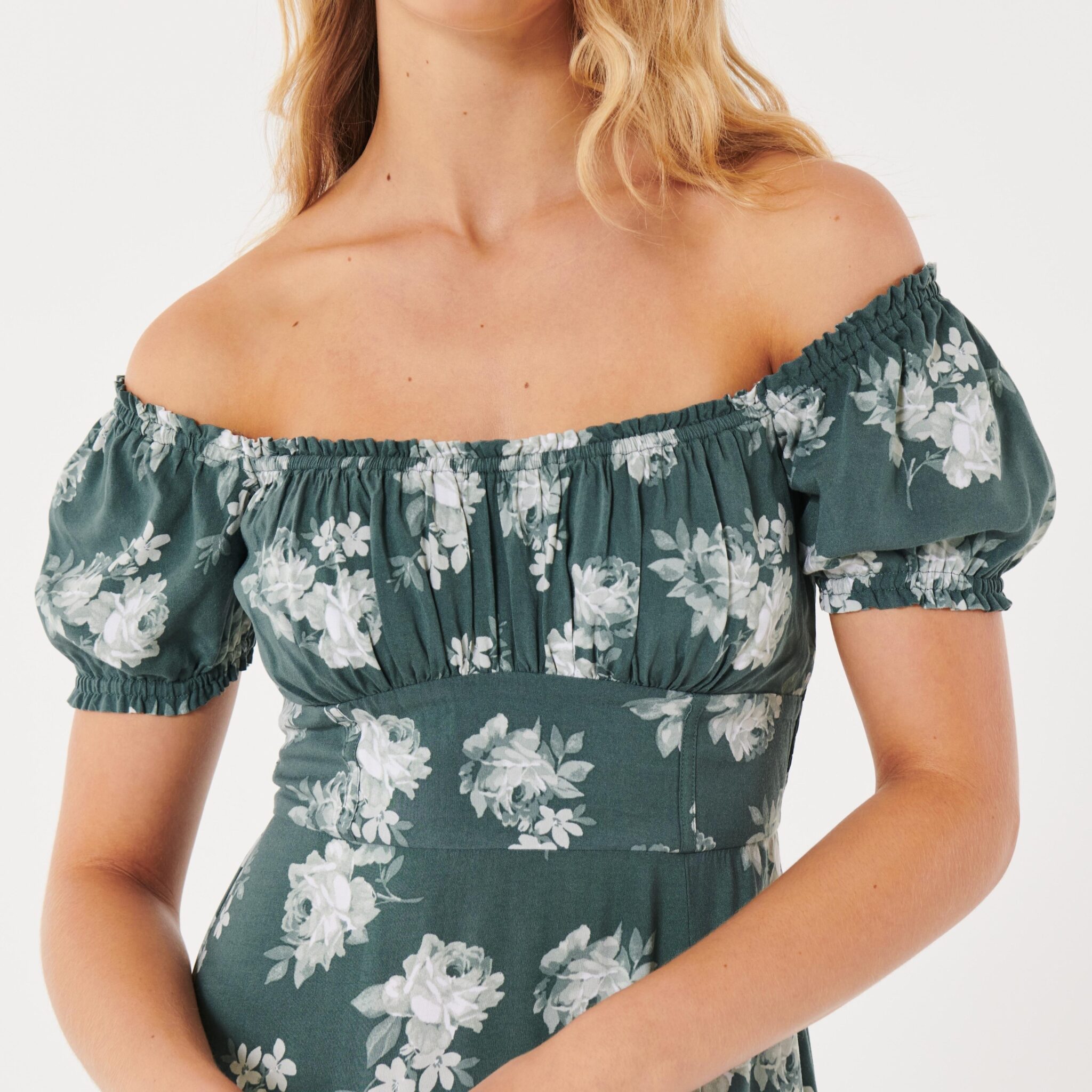 Image for Robe Longue Fleurie Verte & Blanche avec Fente Hollister On or Off the Shoulder Floral Green & White Midi Dress with Split Hem