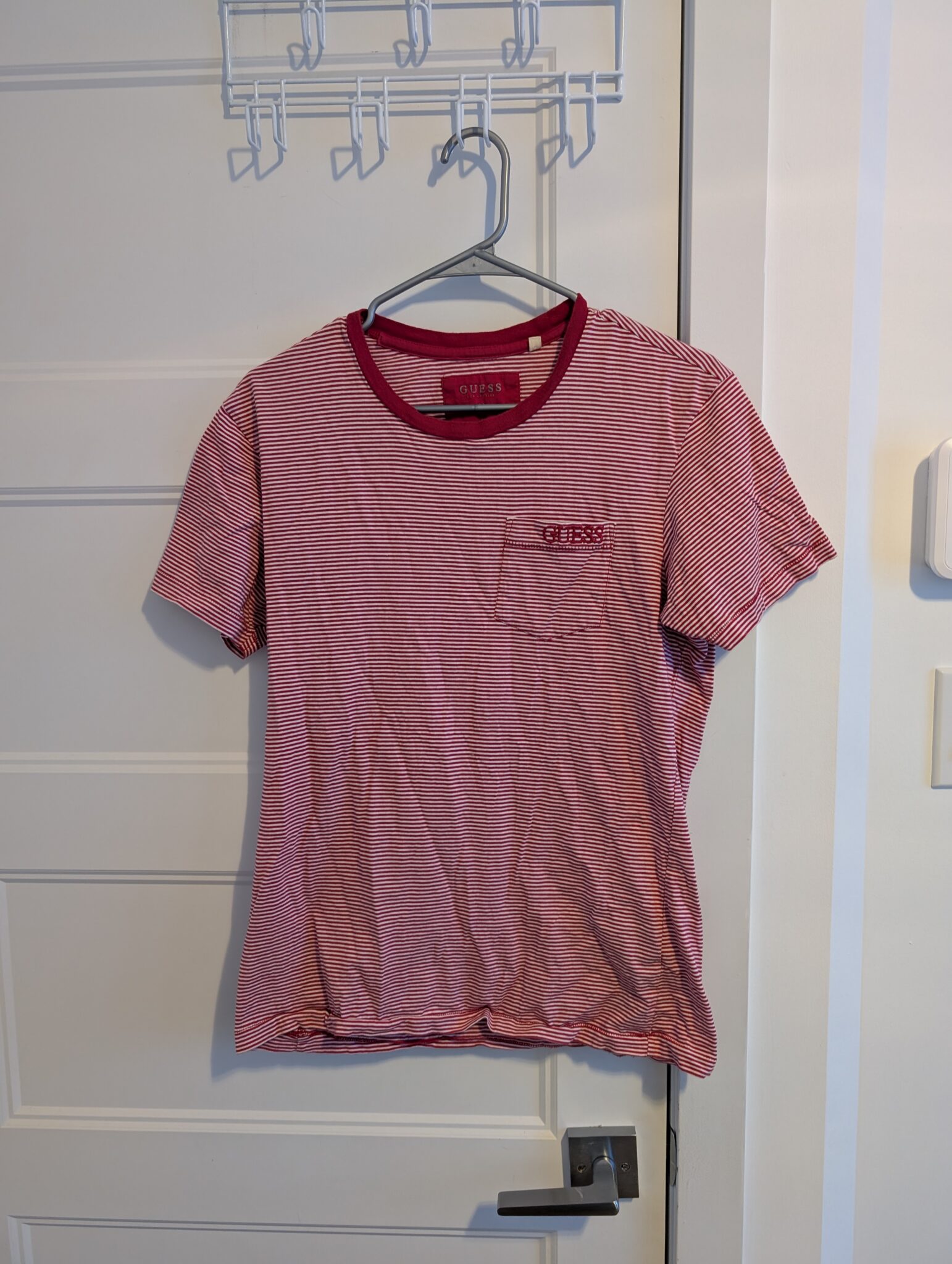 Featured image for Guess/Lined Tshirt Sz M