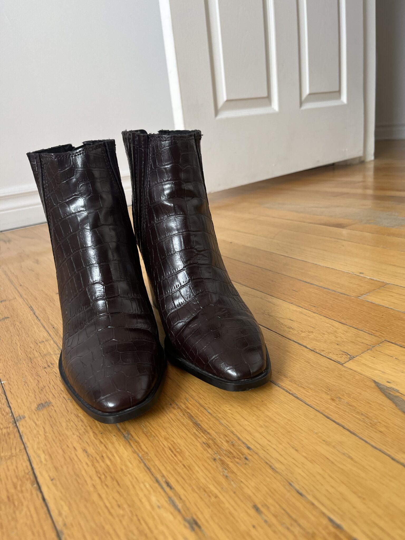 Featured image for Bottines Zara en excellent état aubergine foncée