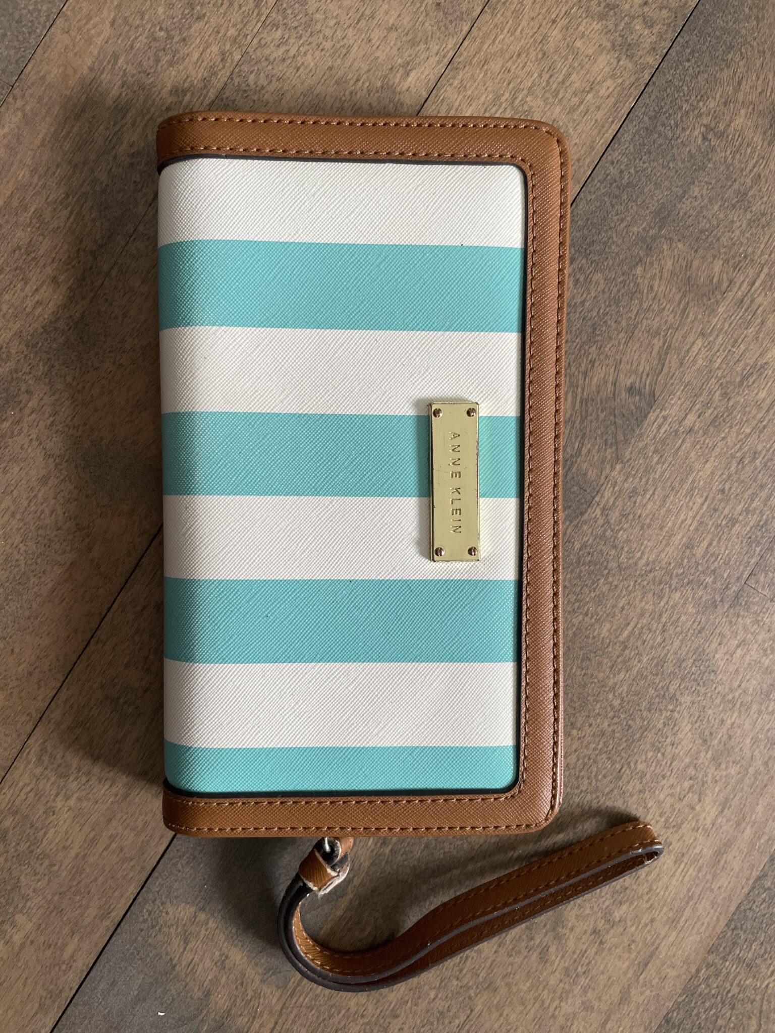 Featured image for Porte feuille Anne Klein