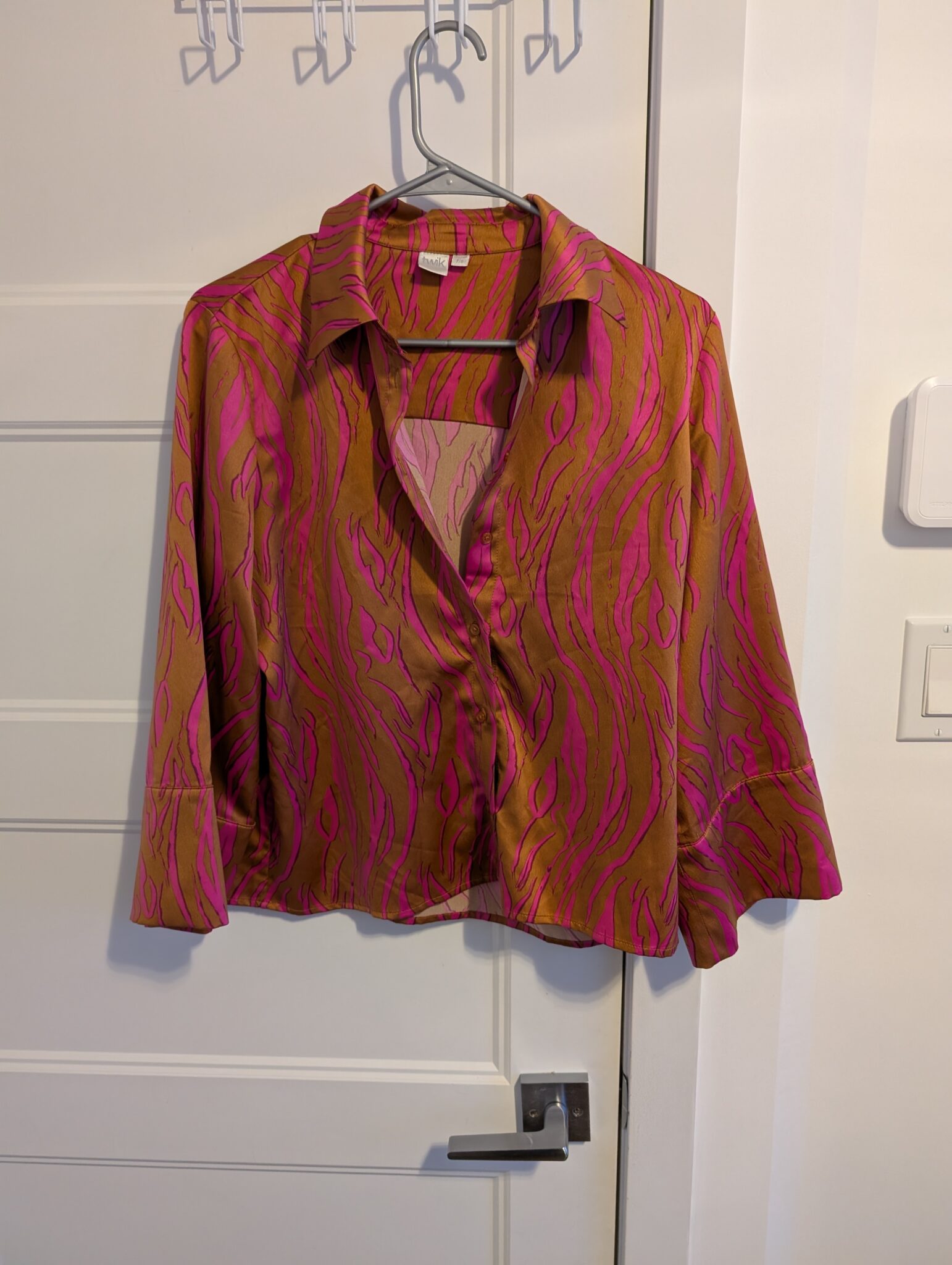 Featured image for Simons/Satin blouse Sz S