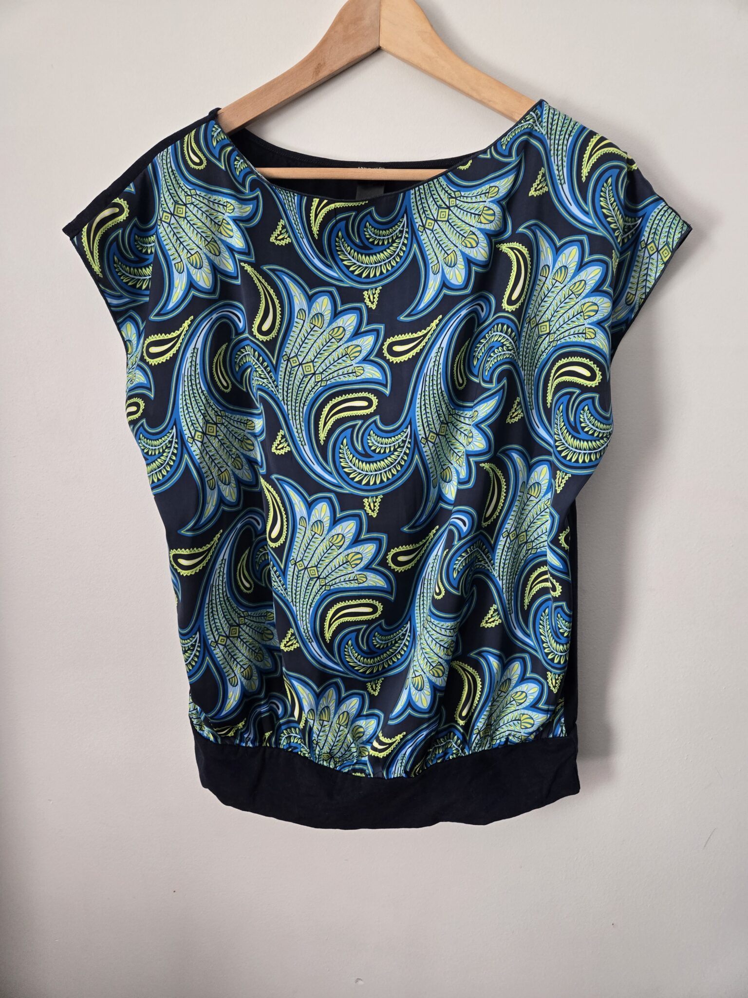 Featured image for ANN TAYLOR navy top with paisley pattern