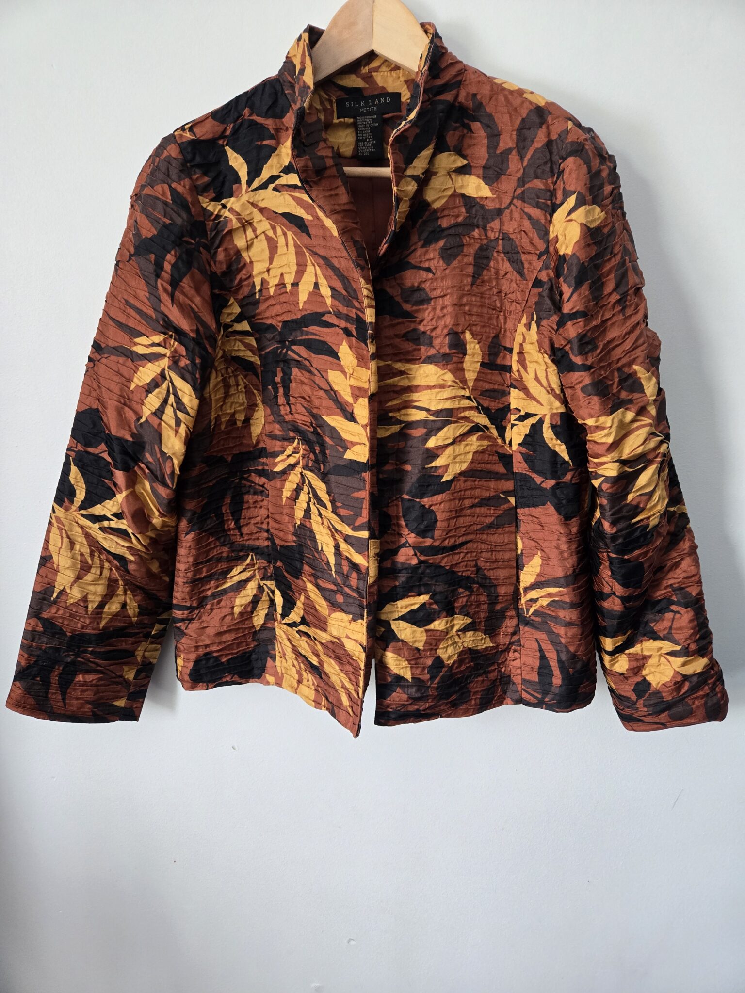 Featured image for SILK LAND silk jacket with foliage motif