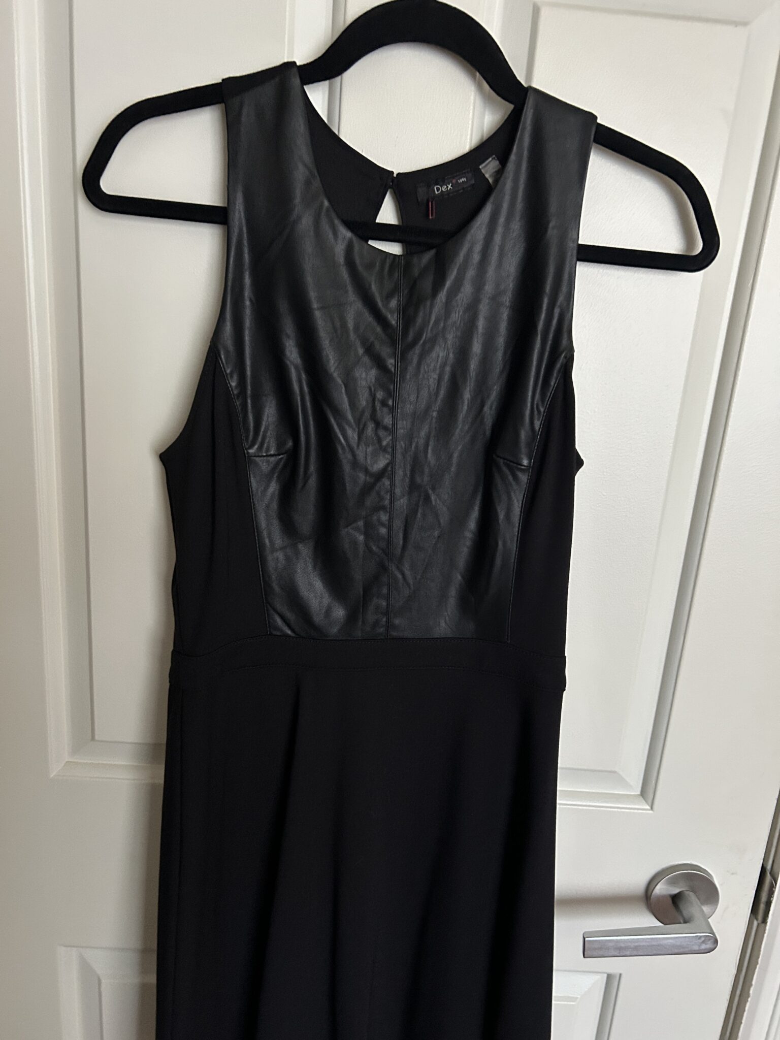 Featured image for Petite robe noire Dex