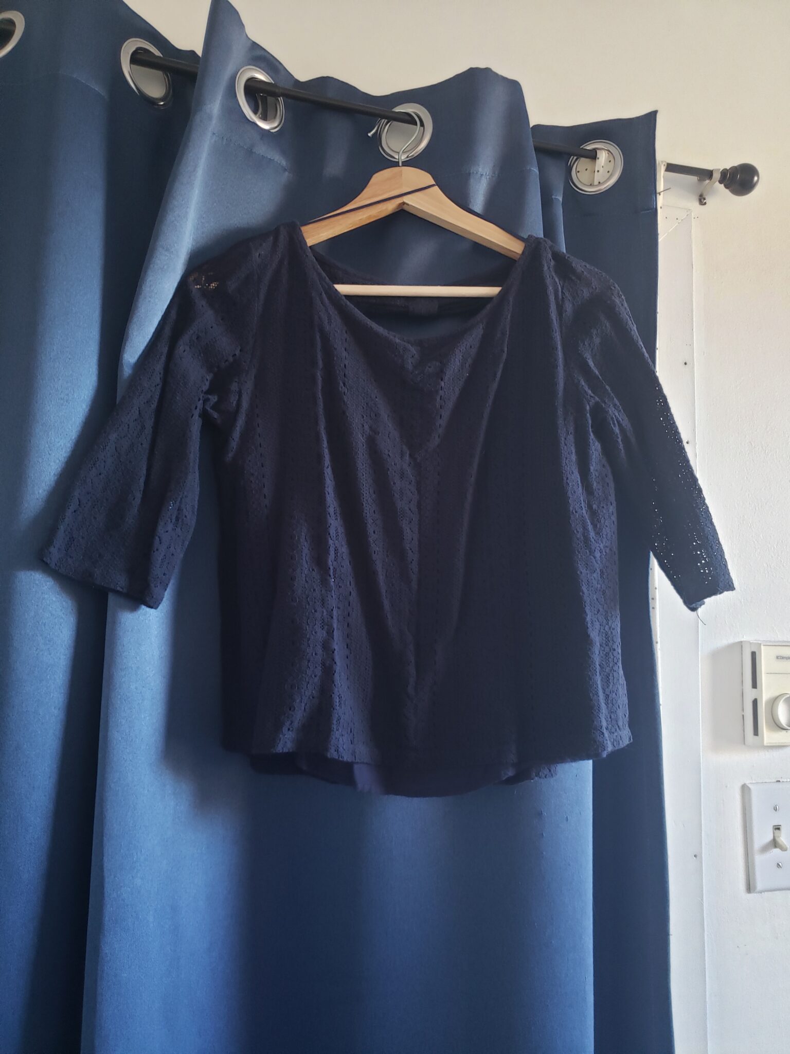 Featured image for blouse en dentelles bleu marine. Manche 3/4