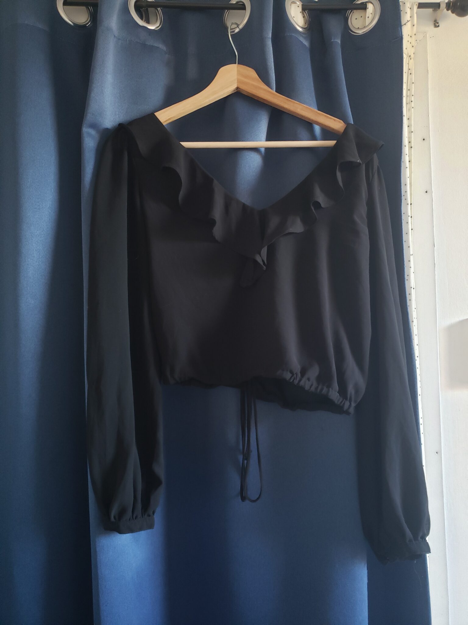 Featured image for blouse courte noire fluide. manche longue