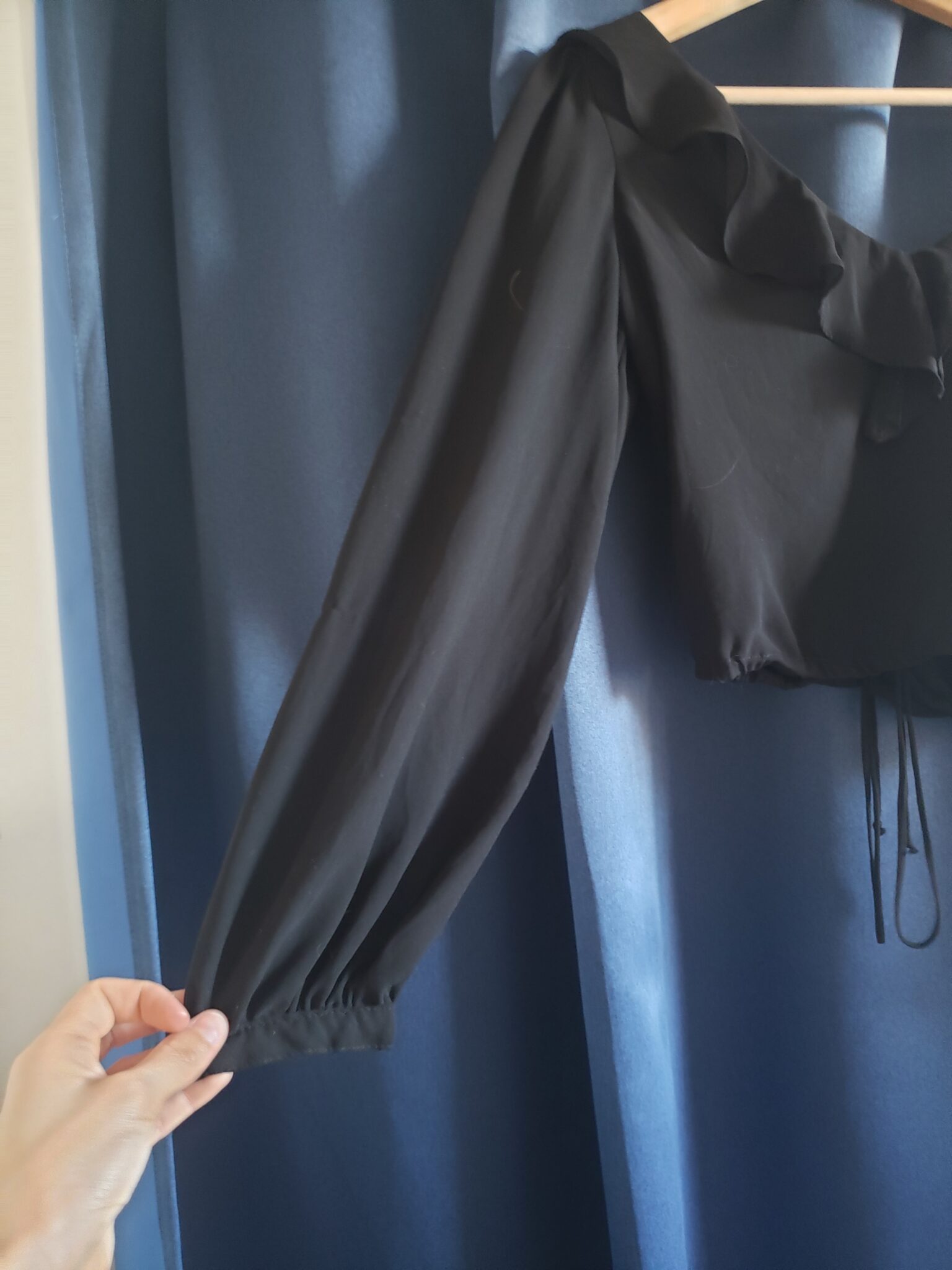 Image for blouse courte noire fluide. manche longue