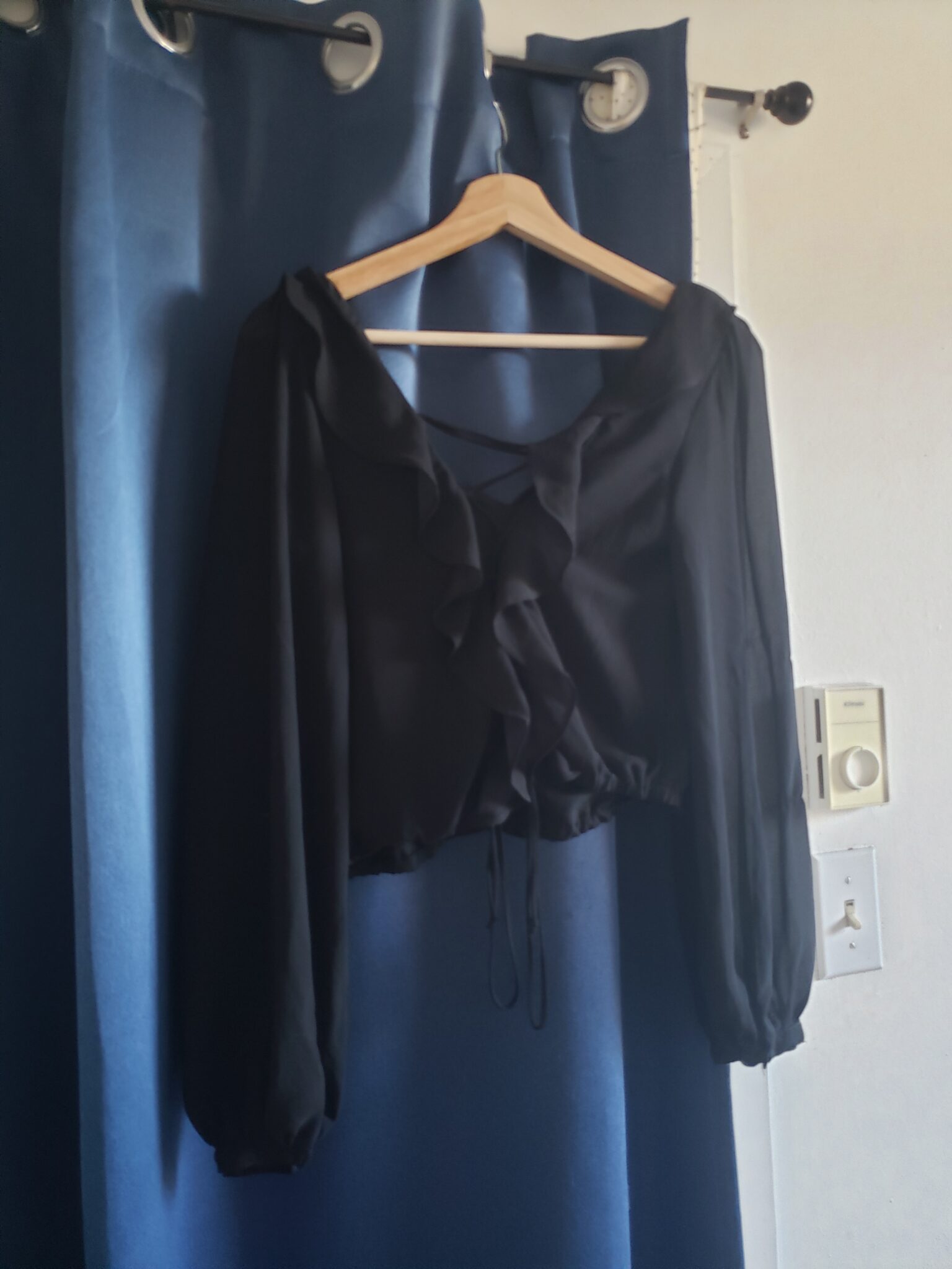 Image for blouse courte noire fluide. manche longue